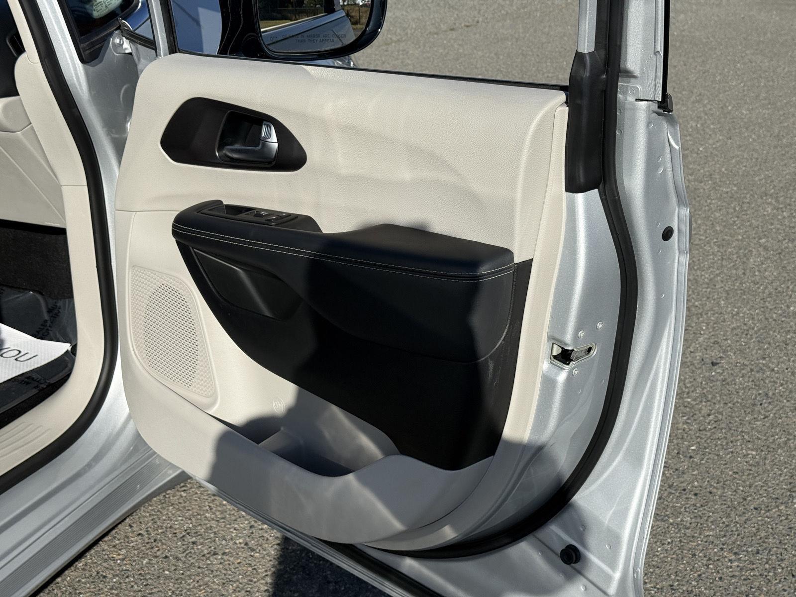 Used 2024 Chrysler Pacifica Van