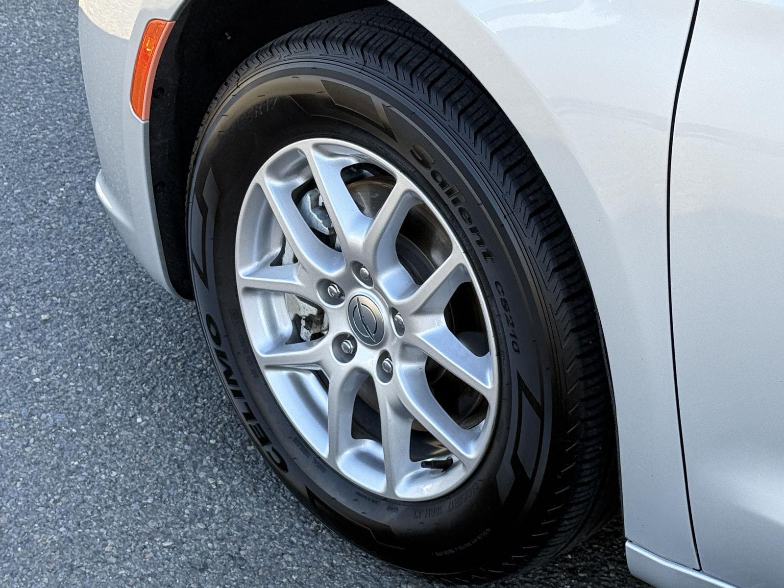 Used 2024 Chrysler Pacifica Van