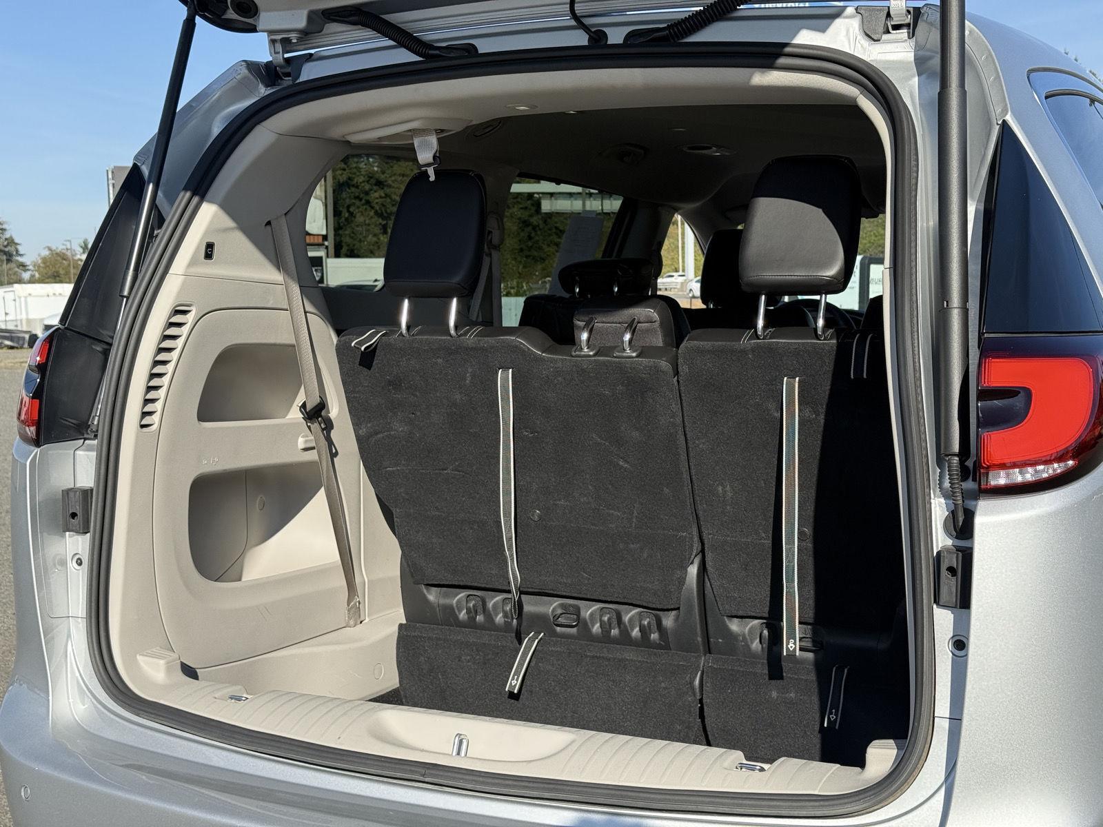 Used 2024 Chrysler Pacifica Van