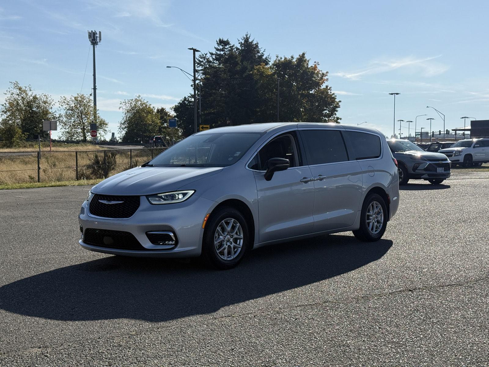 Used 2024 Chrysler Pacifica Van