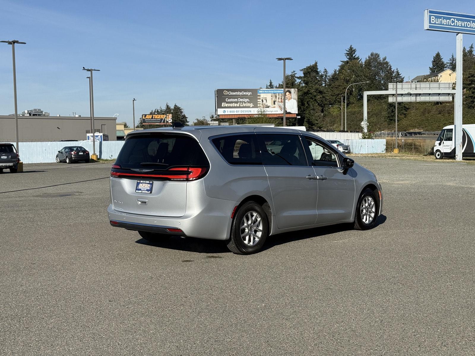 Used 2024 Chrysler Pacifica Van