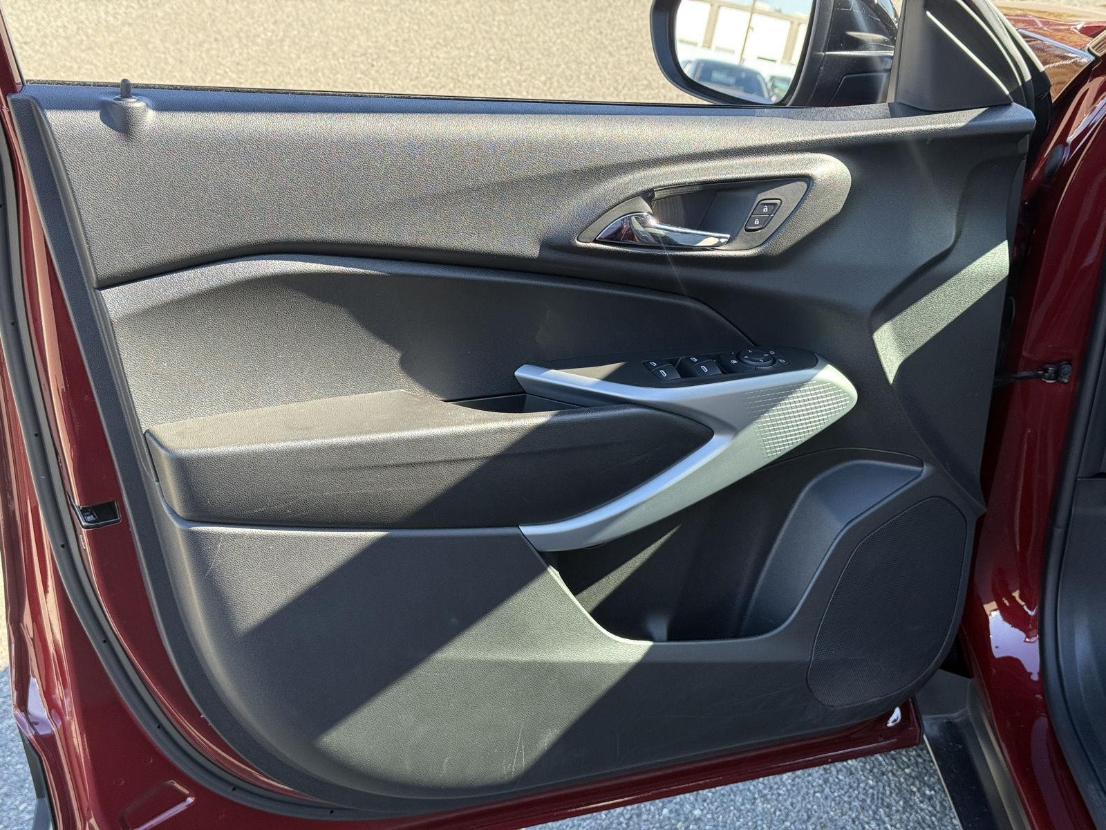 Used 2025 Chevrolet Trax SUV