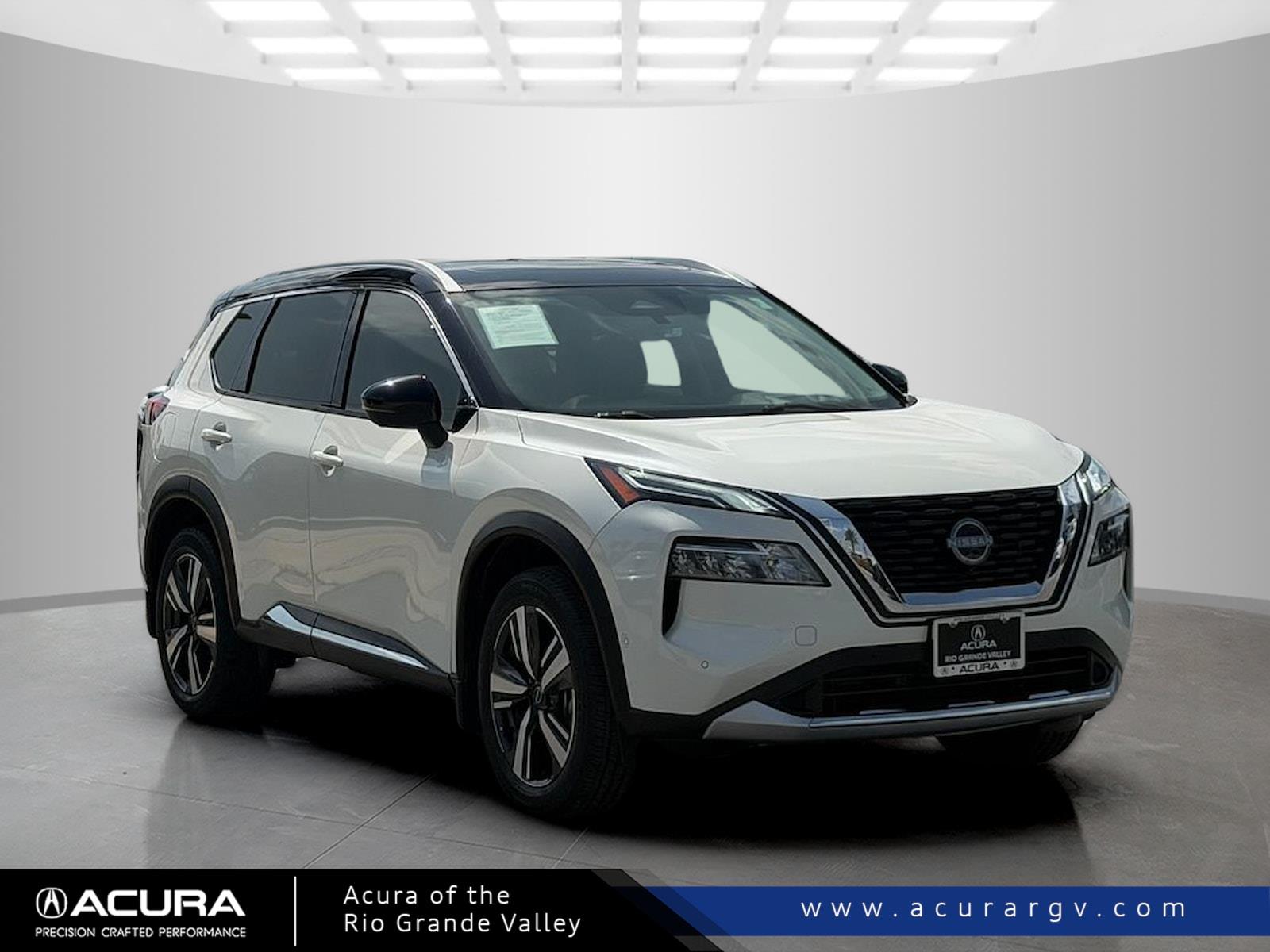 Pearl White Tricoat/Super Black 2023 Nissan Rogue SUV / Crossover Front-Wheel Drive Continuously Variable Transmission