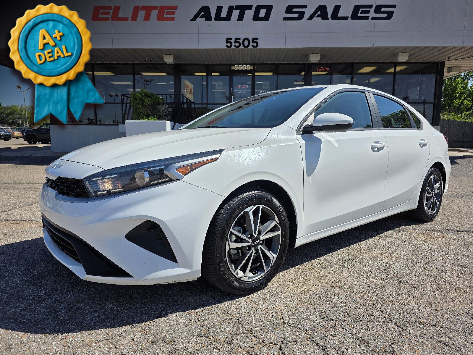 Snow White Pearl 2022 Kia Forte Sedan Front-Wheel Drive Continuously Variable Transmission