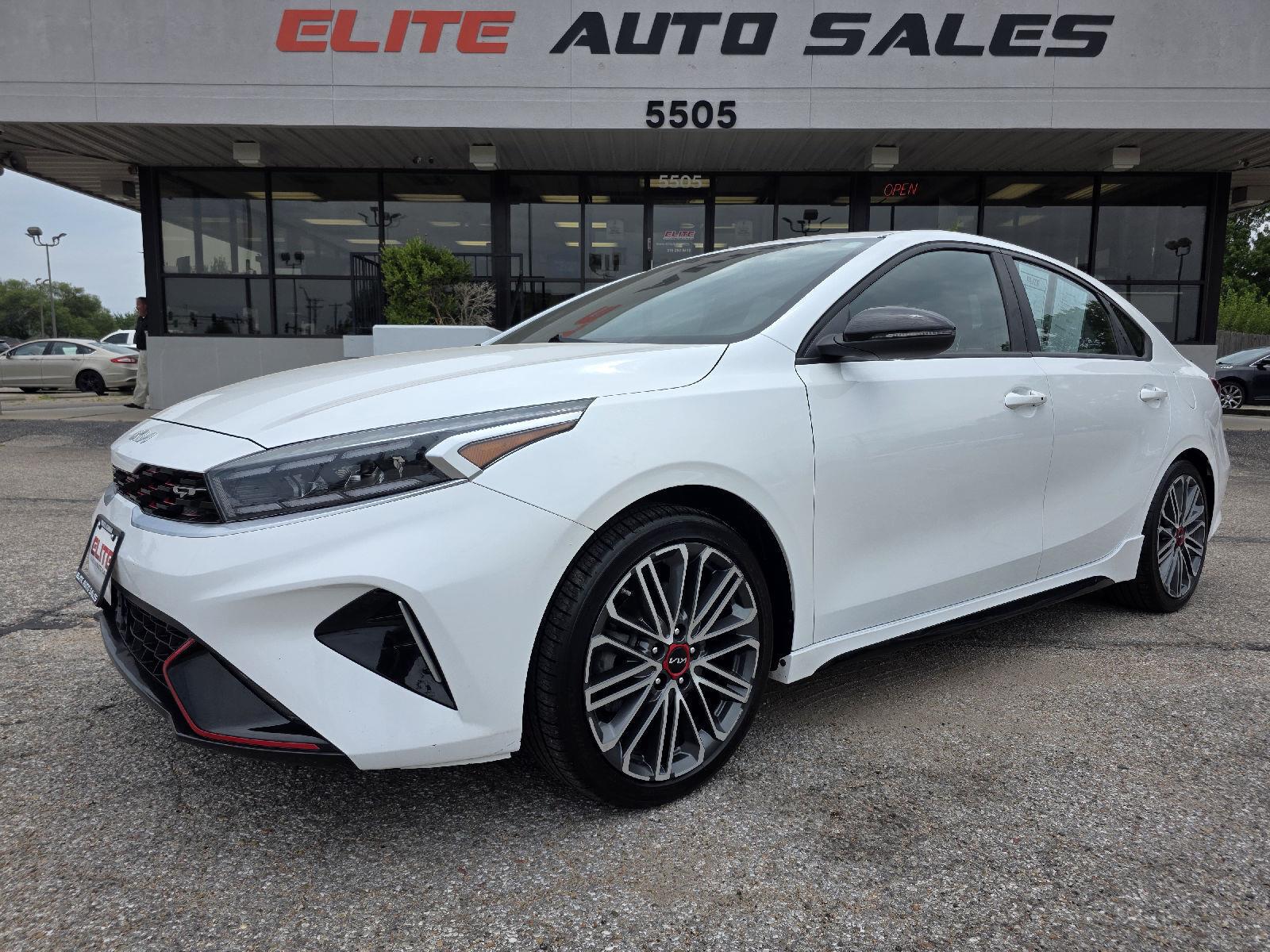 Snow White Pearl 2022 Kia Forte Sedan Front-Wheel Drive Manual