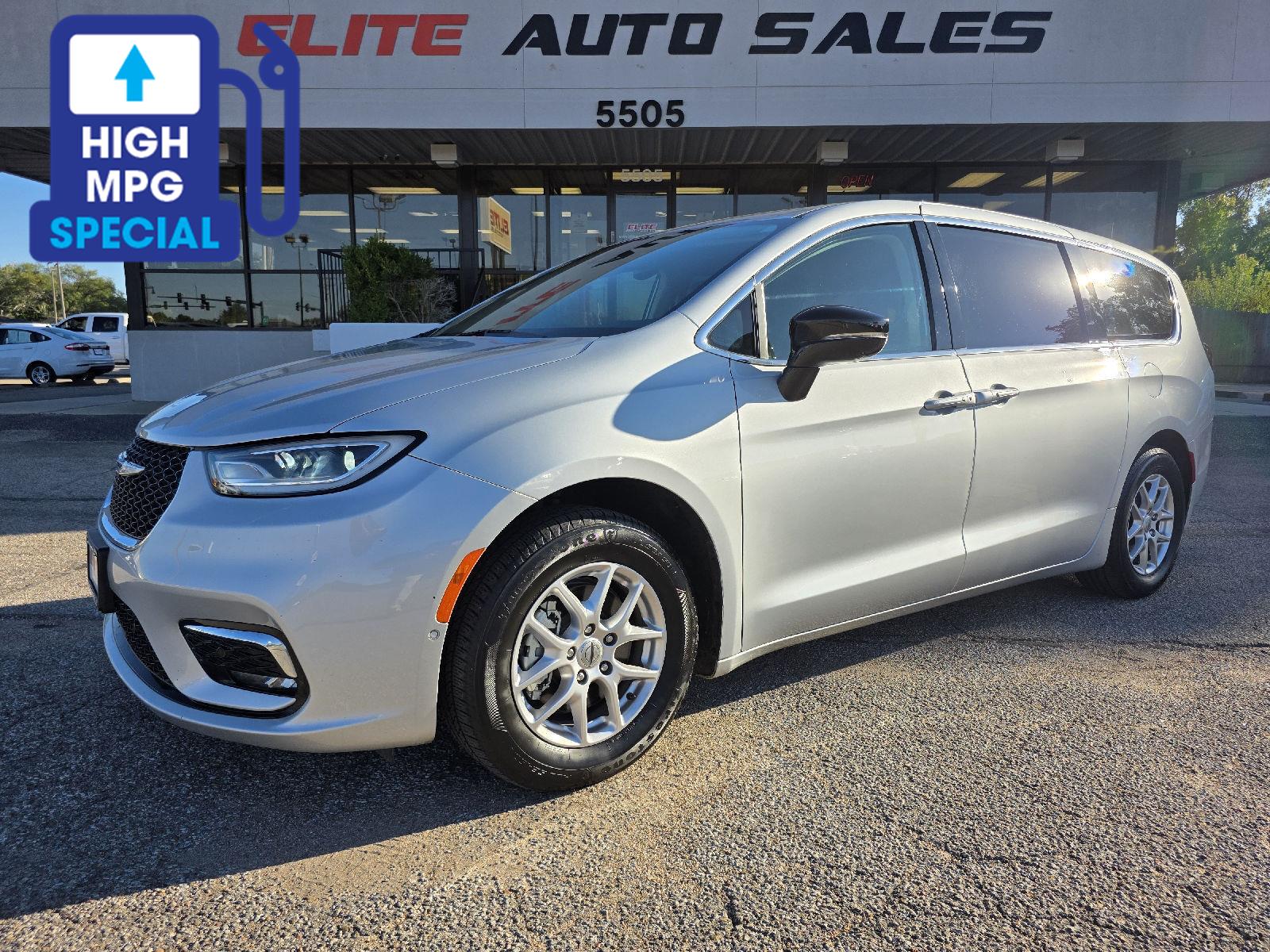 Silver Mist Clearcoat 2024 Chrysler Pacifica Minivan Front-Wheel Drive 9-Speed Automatic