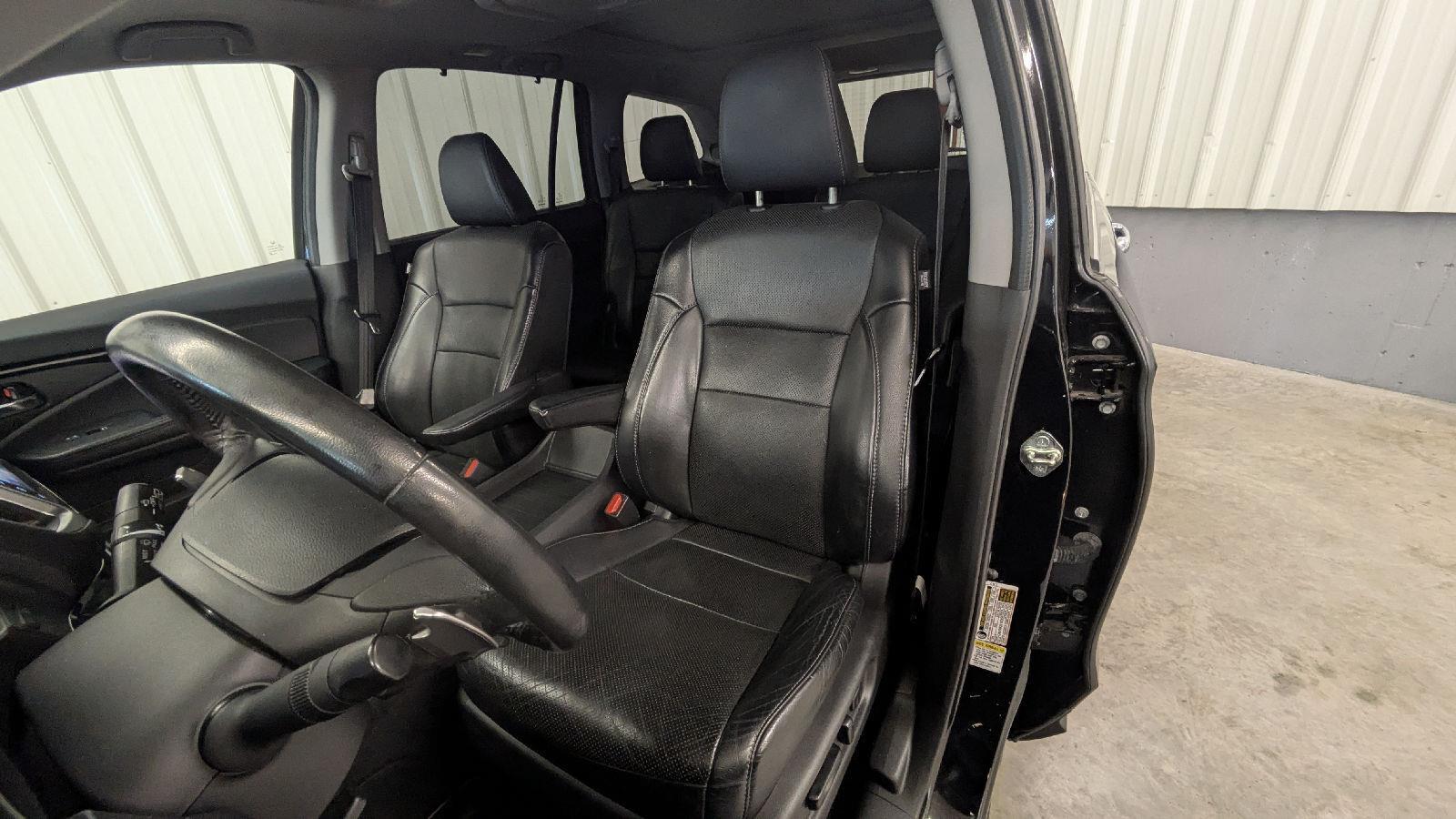 View vehicle photo 3