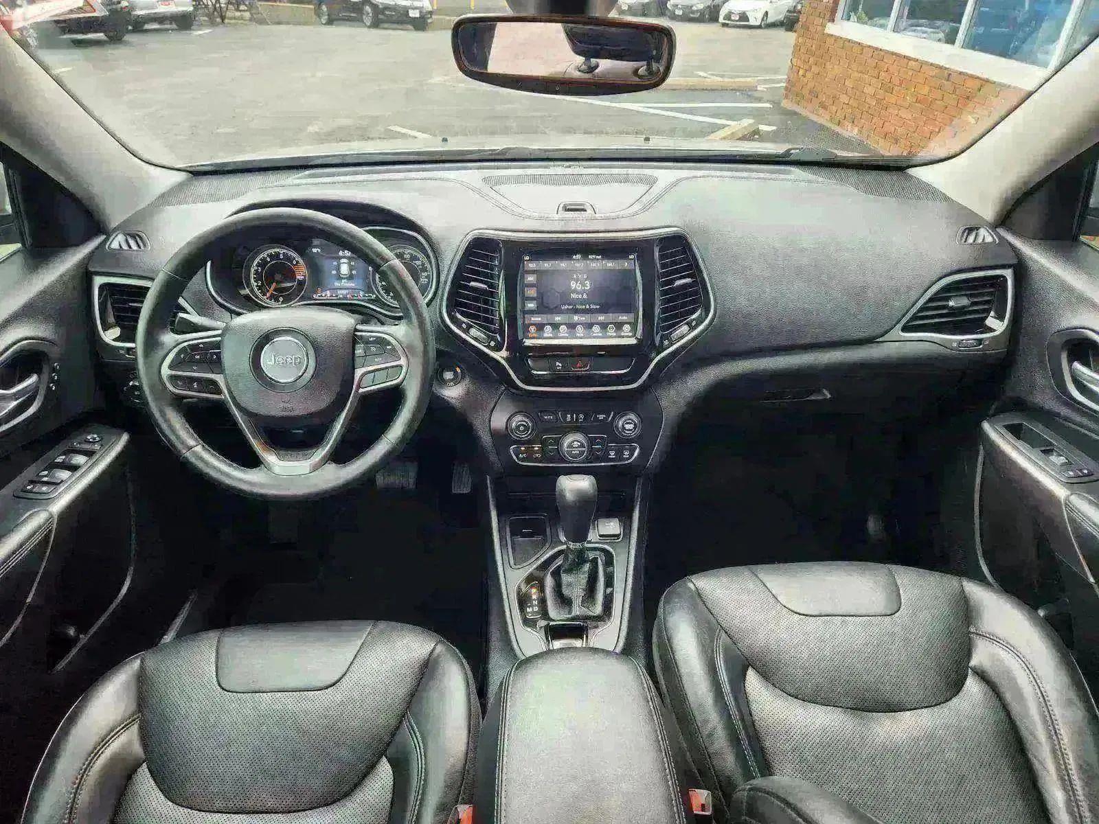 View vehicle photo 3