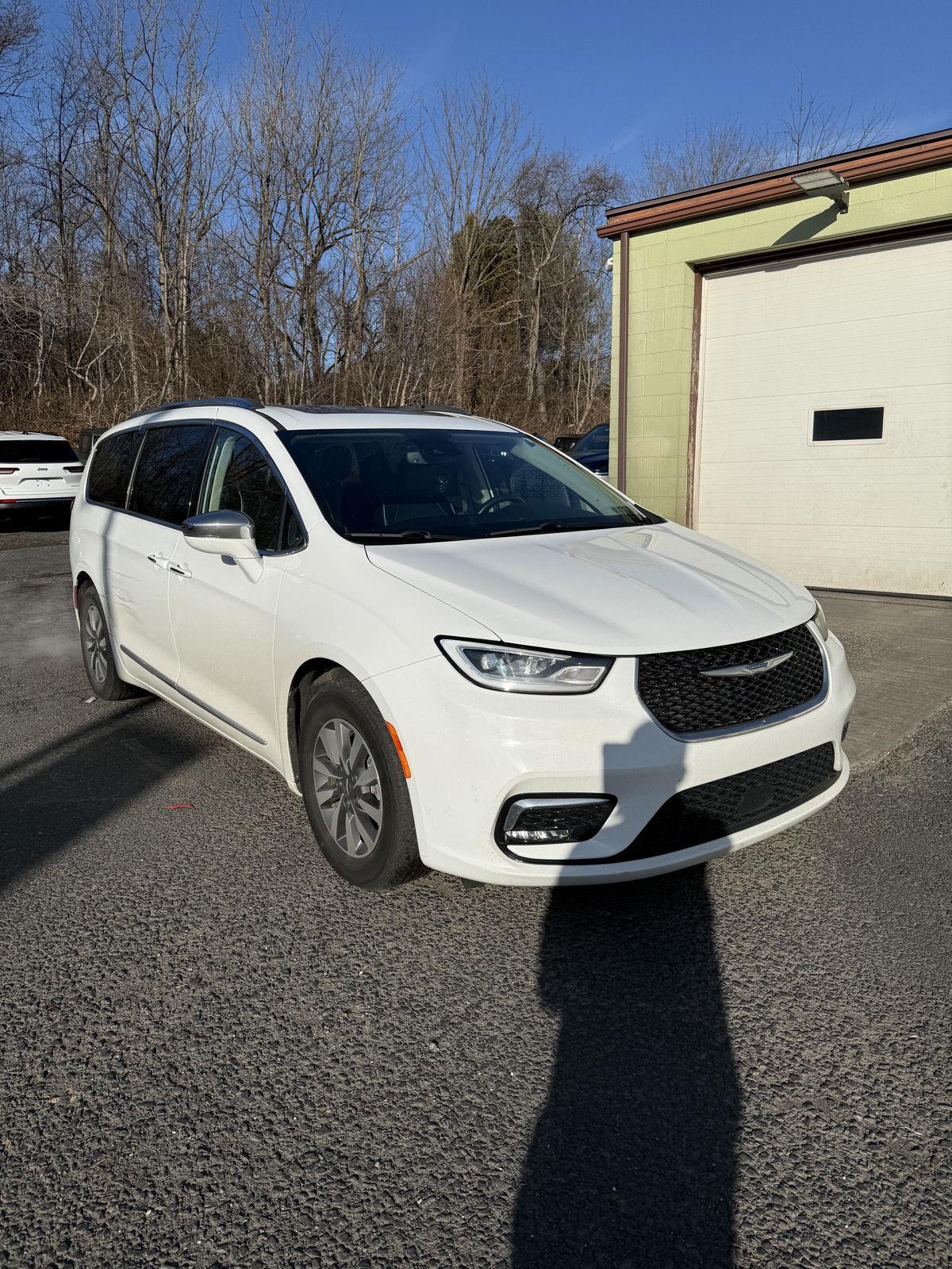 2021 Chrysler Pacifica Hybrid Limited's photo