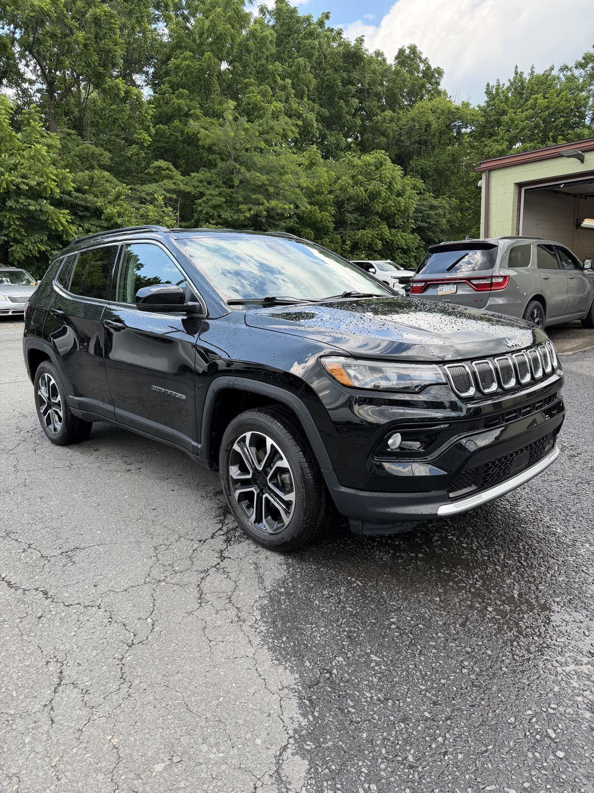 Diamond Black Crystal Pearlcoat 2022 Jeep Compass SUV / Crossover Four-Wheel Drive 9-Speed Automatic