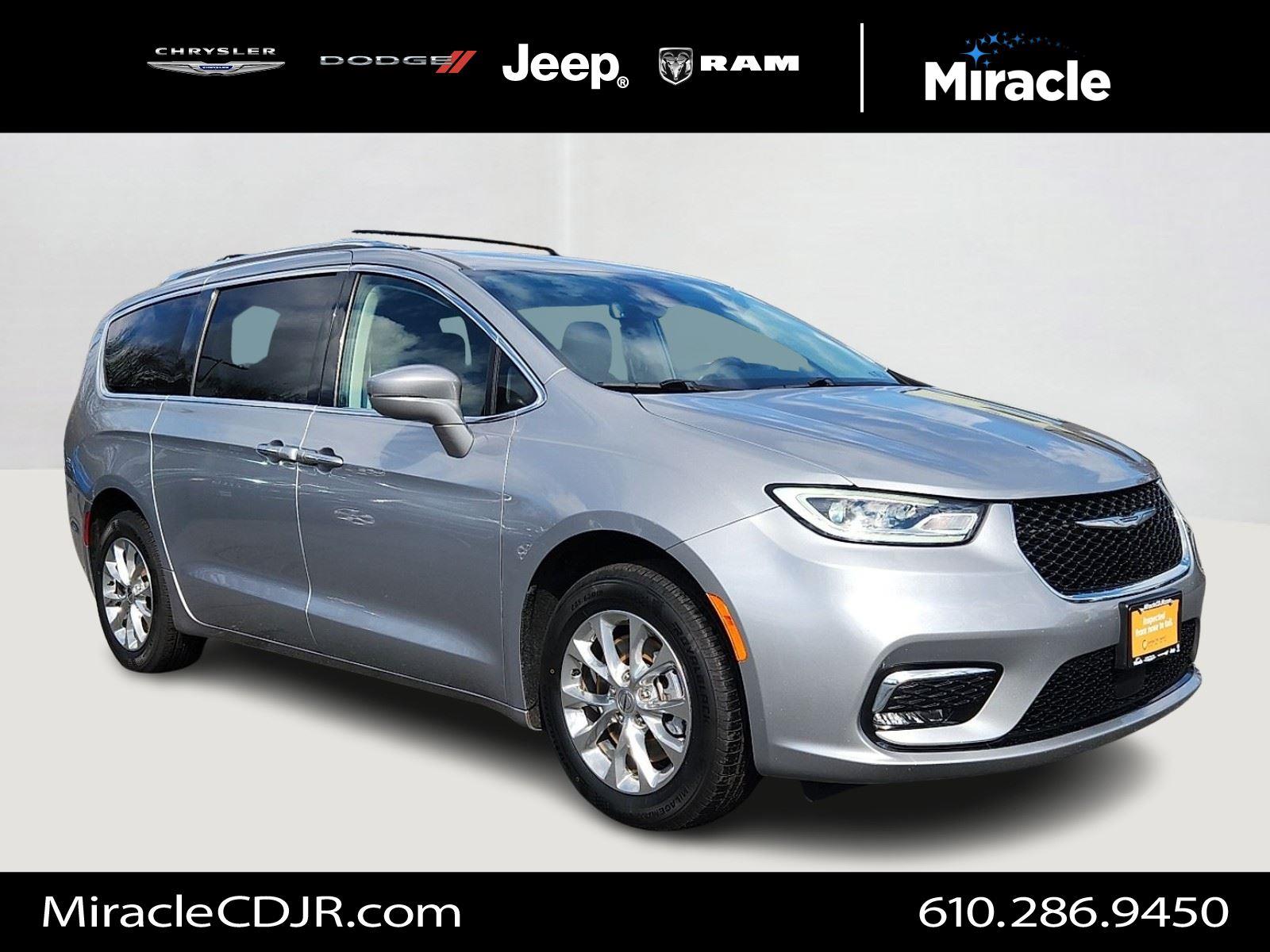 2021 Chrysler Pacifica Touring L's photo