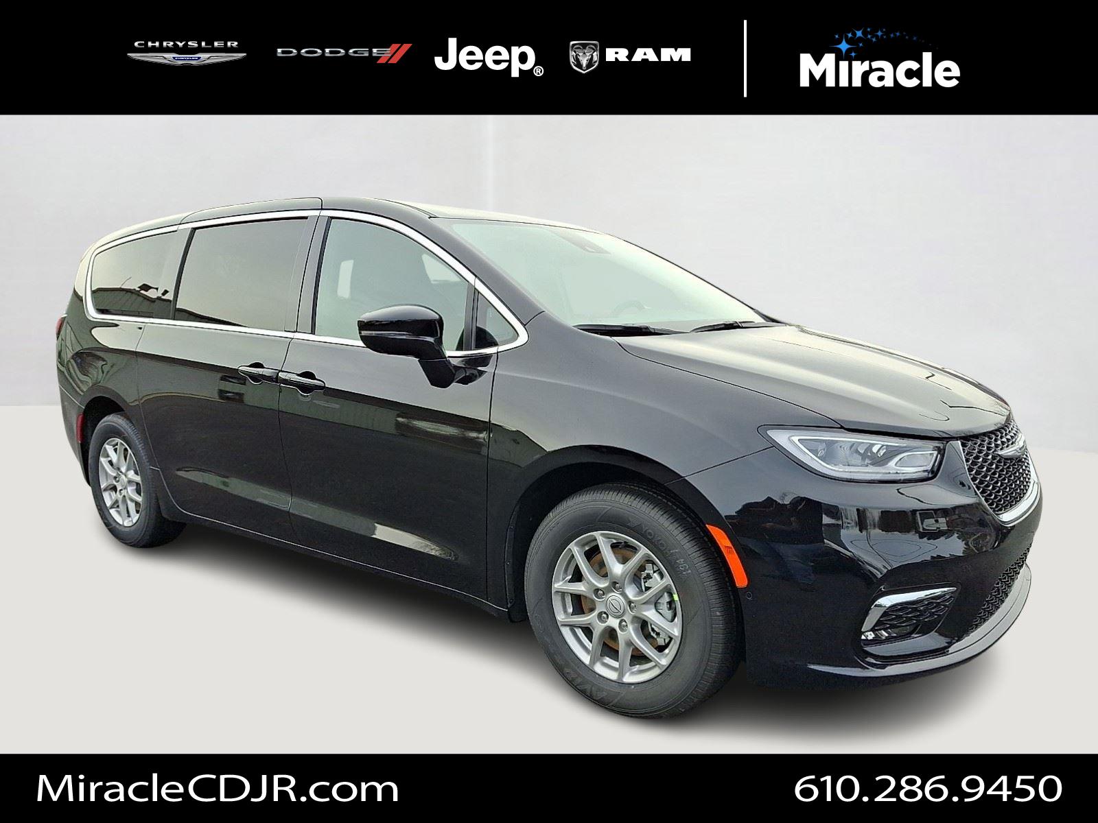 Diamond Black Crystal Pearlcoat 2026 Chrysler Pacifica Minivan Front-Wheel Drive 9-Speed Automatic