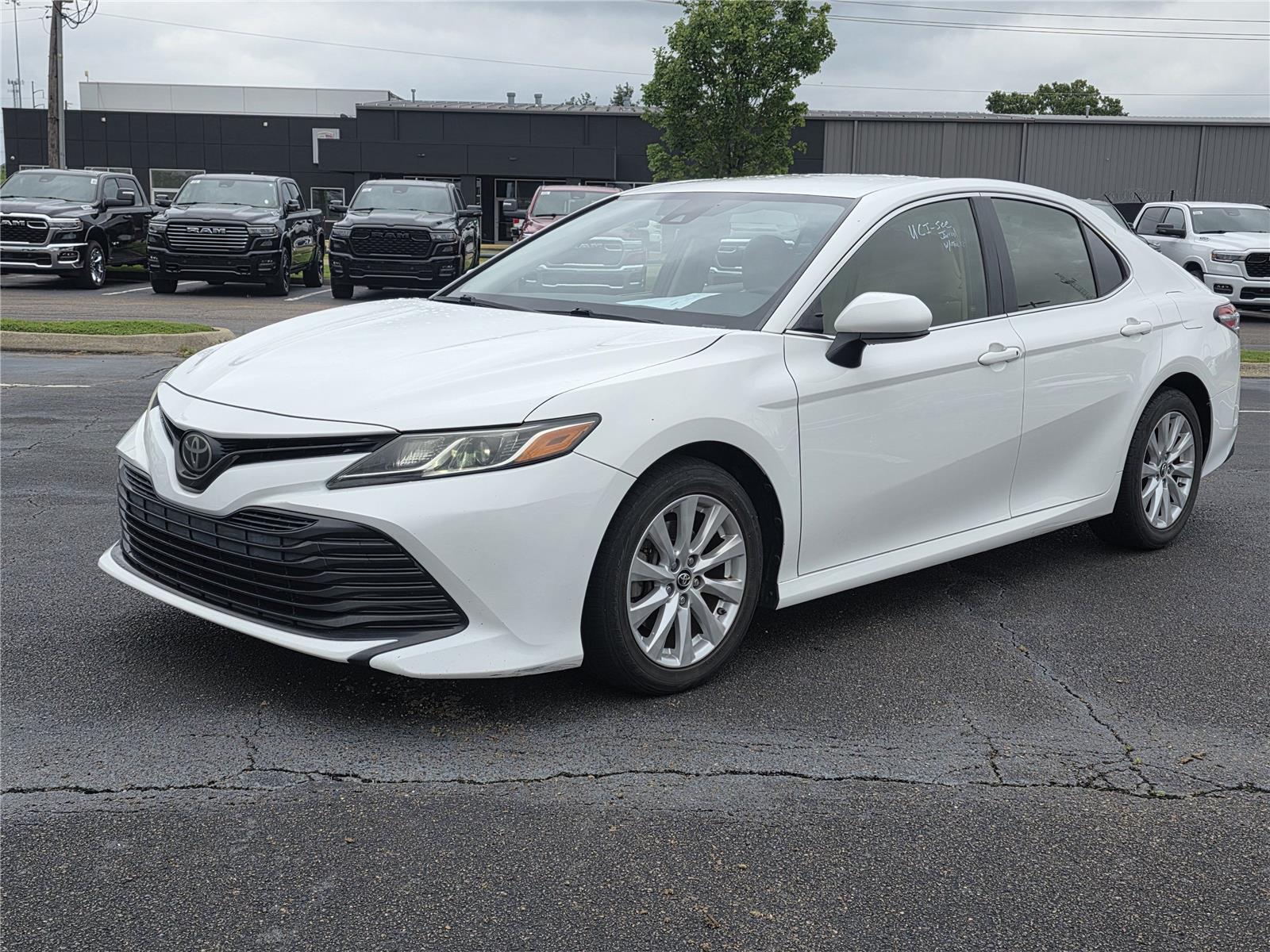 Super White 2018 Toyota Camry Sedan Front-Wheel Drive 8-Speed Automatic