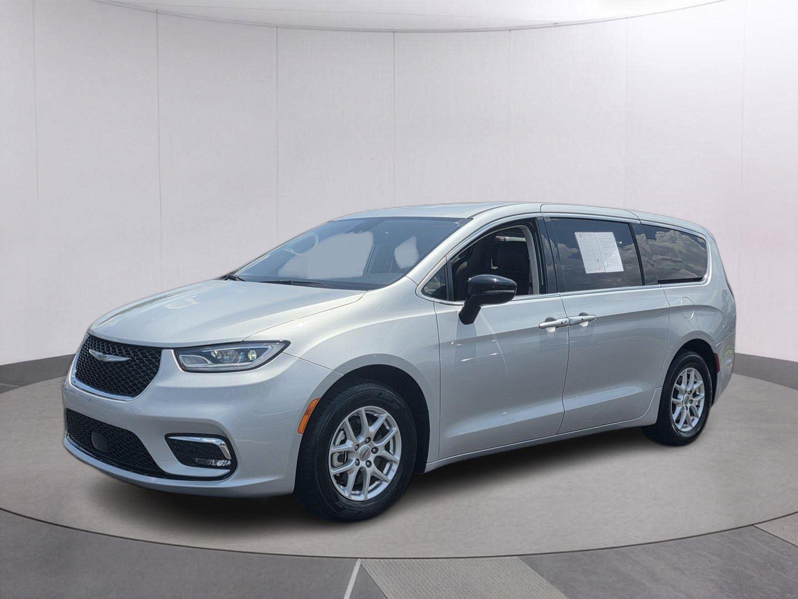 Silver Mist Clearcoat 2024 Chrysler Pacifica Minivan Front-Wheel Drive 9-Speed Automatic