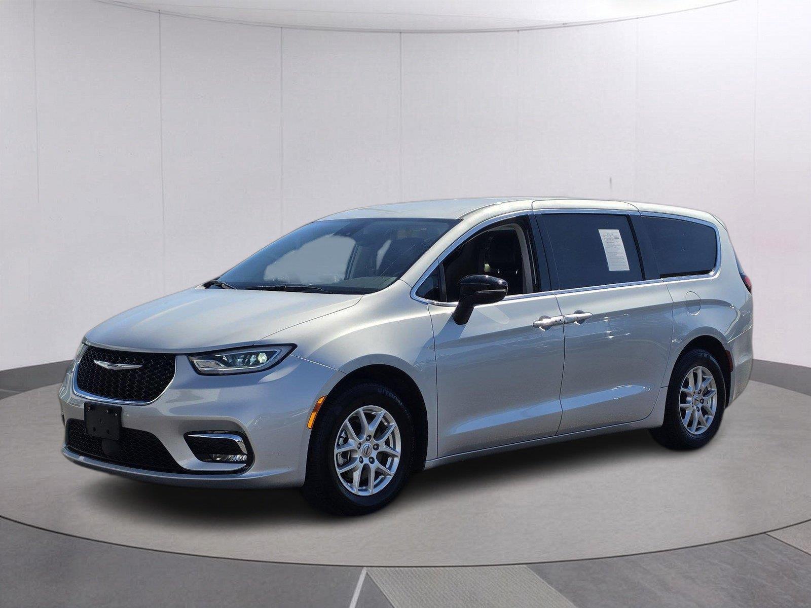 Silver Mist Clearcoat 2024 Chrysler Pacifica Minivan Front-Wheel Drive 9-Speed Automatic