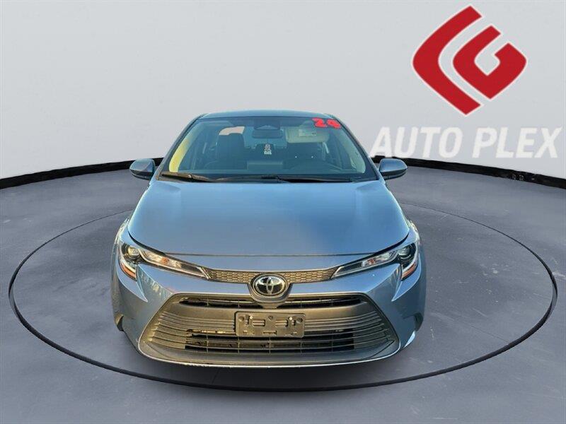 2024 Toyota Corolla LE's photo