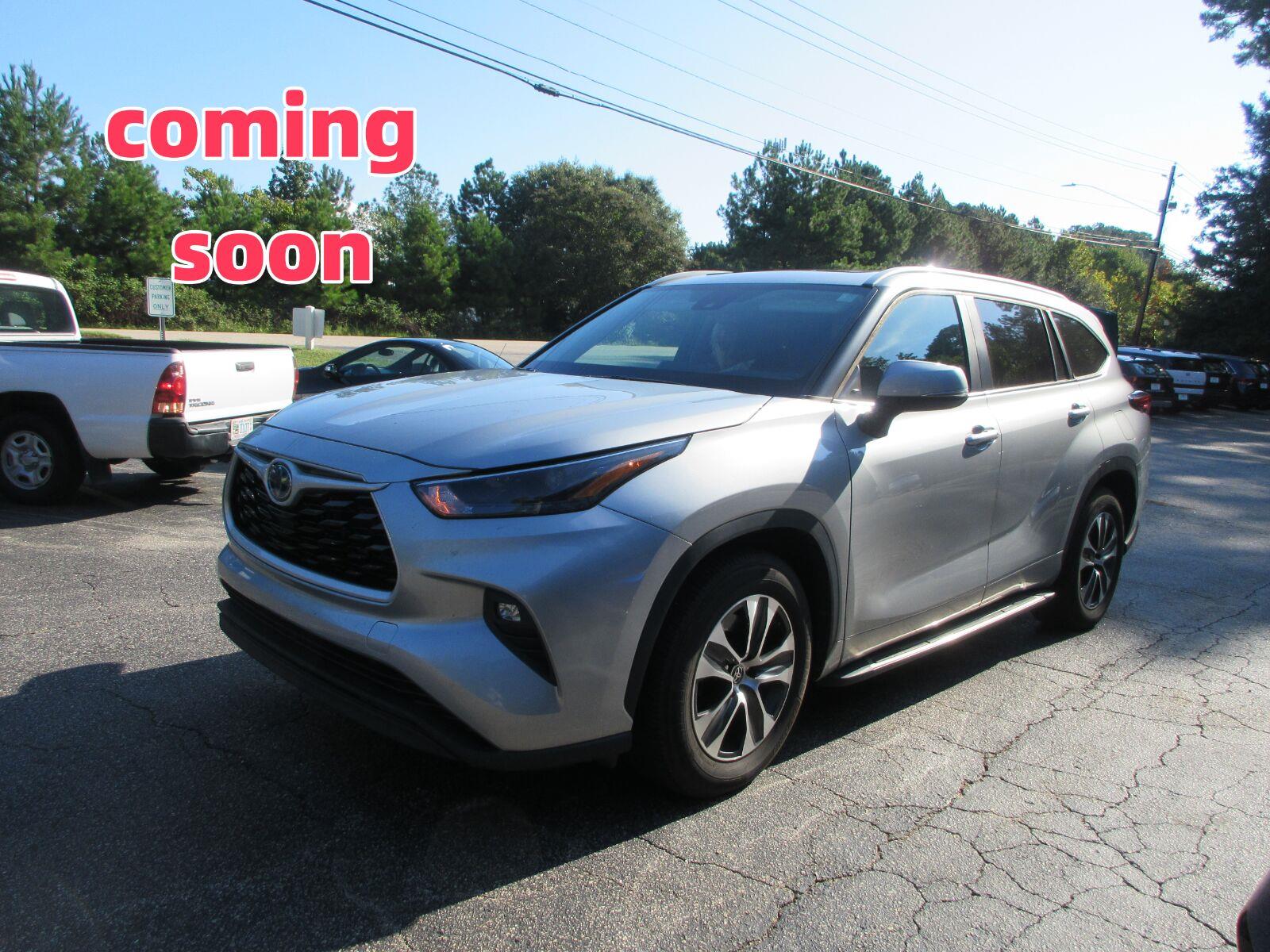 Celestial Silver Metallic 2023 Toyota Highlander Hybrid SUV / Crossover Front-Wheel Drive Continuously Variable Transmission