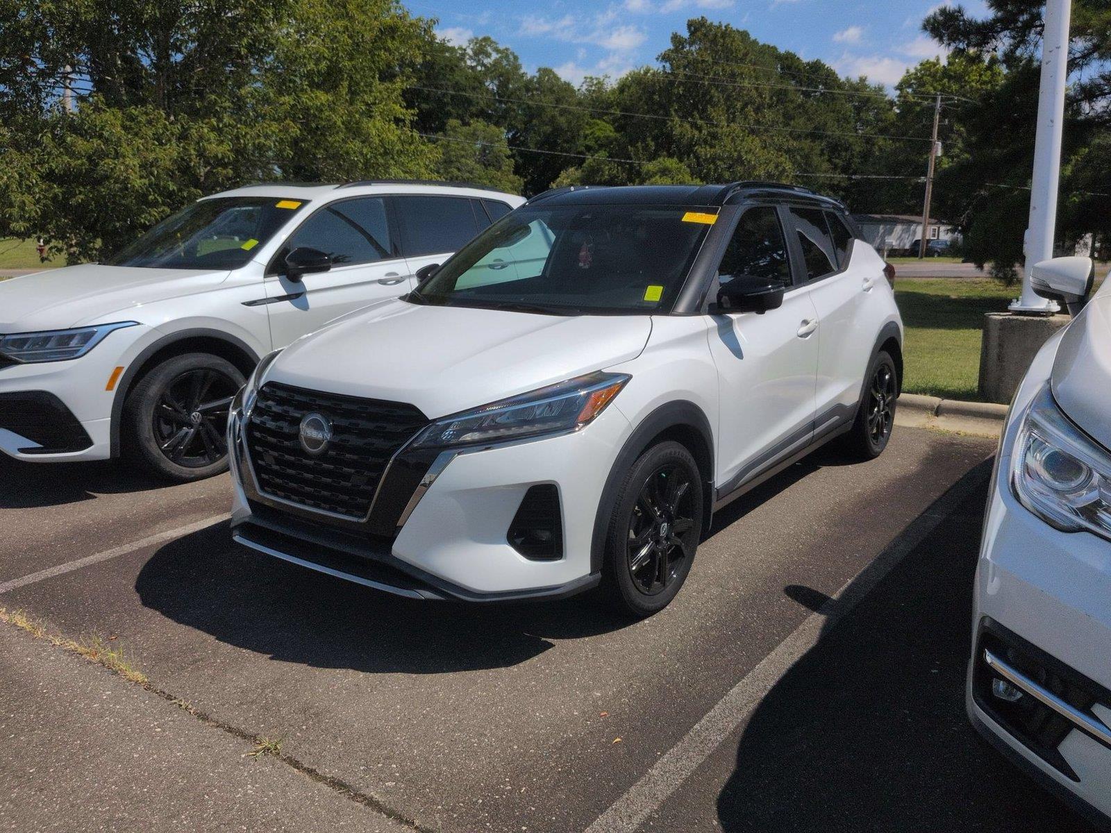 Aspen White Tricoat/Super Black 2022 Nissan Kicks SUV / Crossover Front-Wheel Drive Continuously Variable Transmission