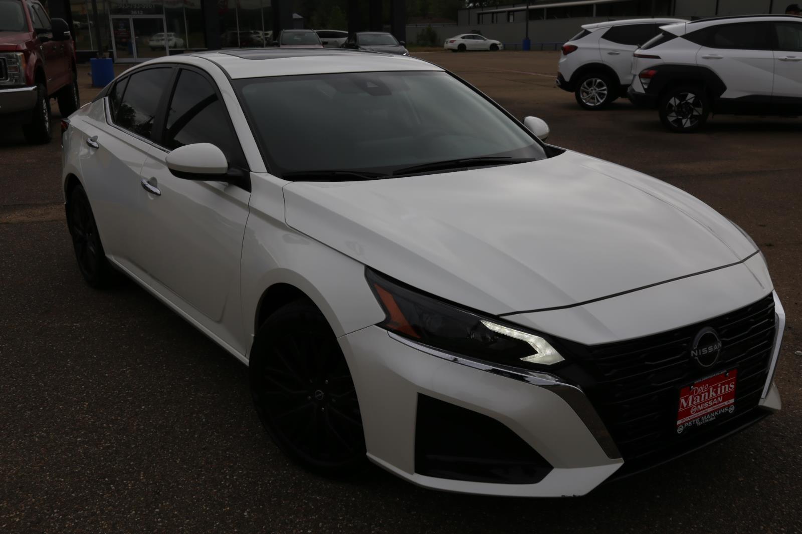 Pearl White Tricoat 2025 Nissan Altima 2.5 SV FWD Sedan Front-Wheel Drive Continuously Variable Transmission