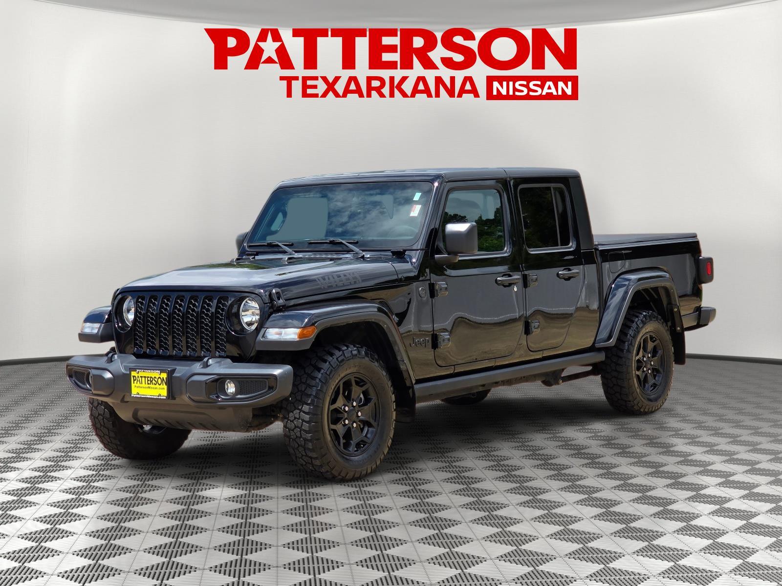 Black Clearcoat 2023 Jeep Gladiator Willys Crew Cab 4WD Pickup Truck Four-Wheel Drive 8-Speed Automatic