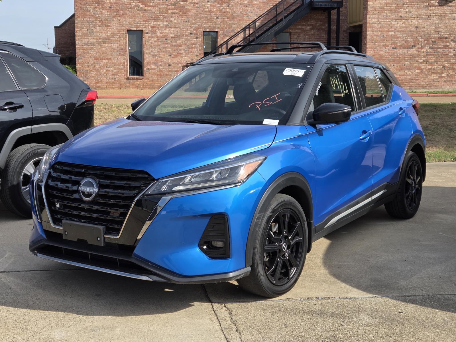  2023 Nissan Kicks SR FWD   