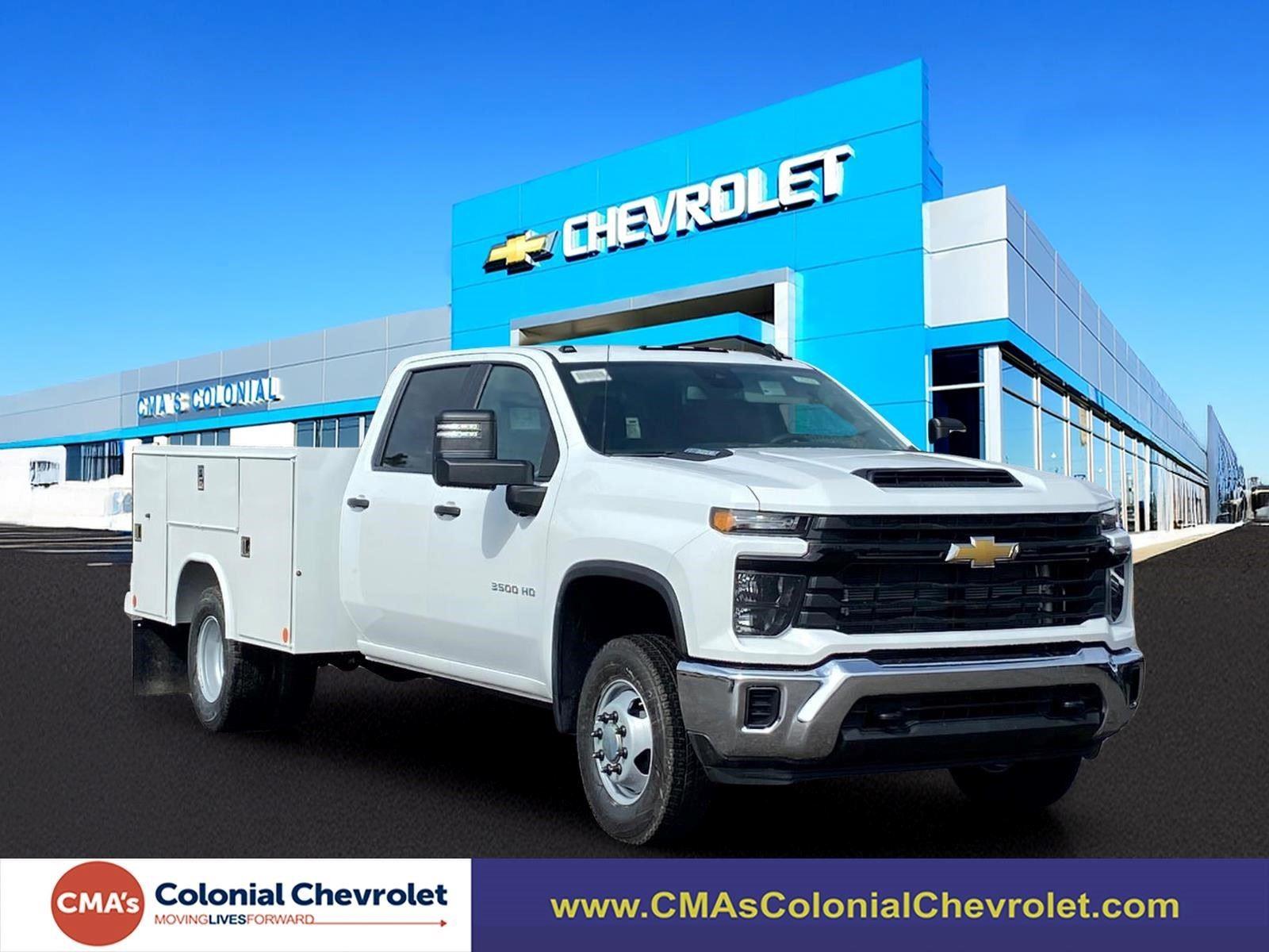 Summit White 2026 Chevrolet Silverado 3500HD Chassis Work Truck Crew Cab 4WD Pickup Truck Four-Wheel Drive Automatic