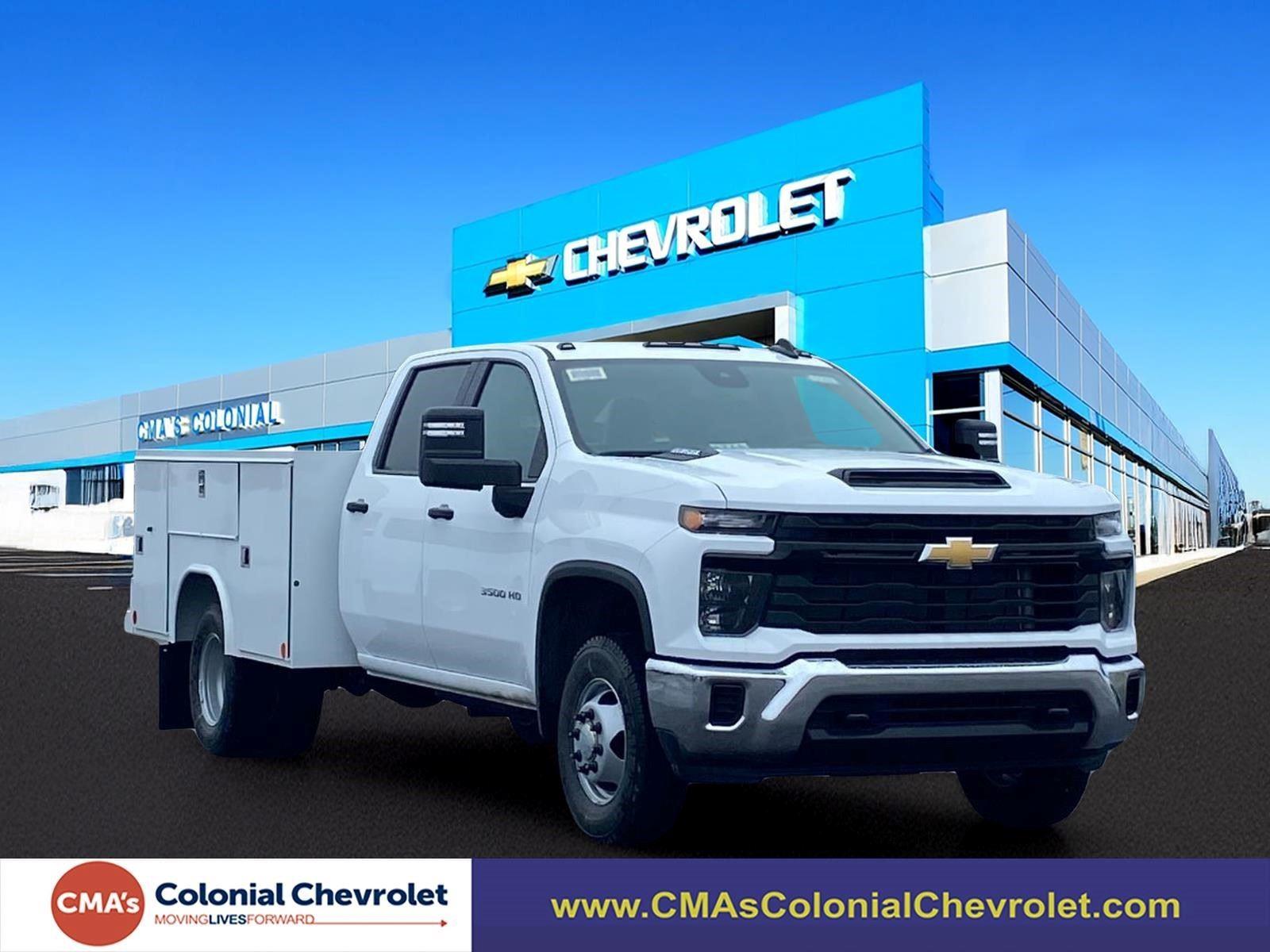 Summit White 2026 Chevrolet Silverado 3500HD Chassis Work Truck Crew Cab 4WD Pickup Truck Four-Wheel Drive Automatic