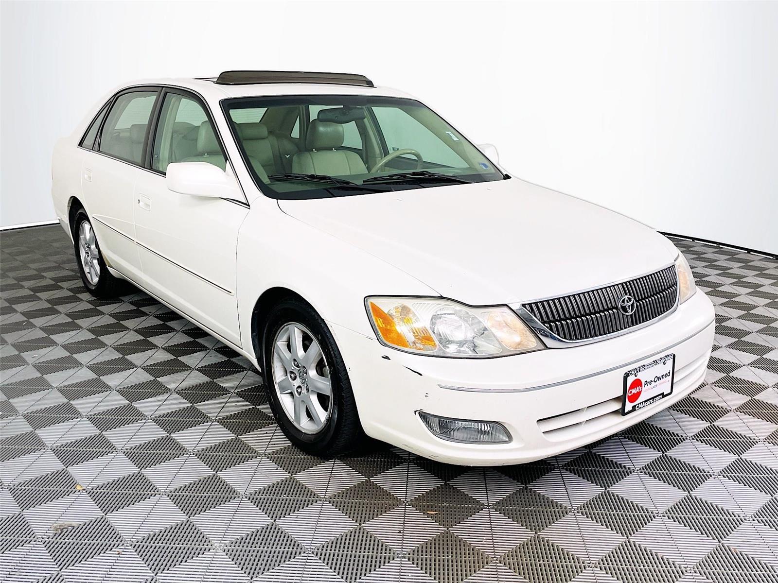 Diamond White Pearl 2000 Toyota Avalon XLS Sedan Front-Wheel Drive 4-Speed Automatic