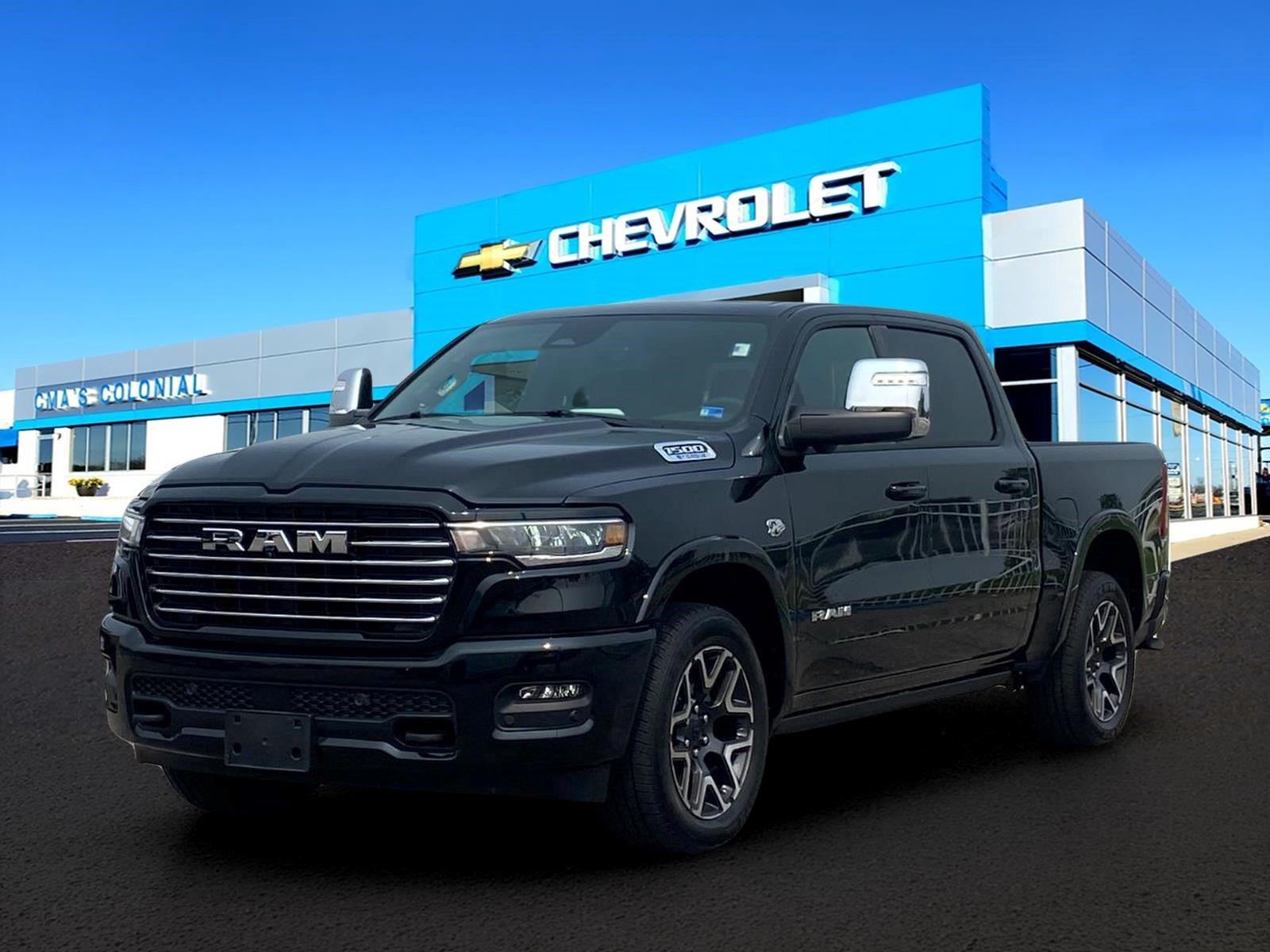 Diamond Black Crystal Pearlcoat 2026 RAM 1500 Pickup Truck Four-Wheel Drive 8-Speed Automatic