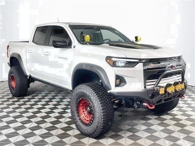 Summit White 2024 Chevrolet Colorado Pickup Truck Four-Wheel Drive 8-Speed Automatic