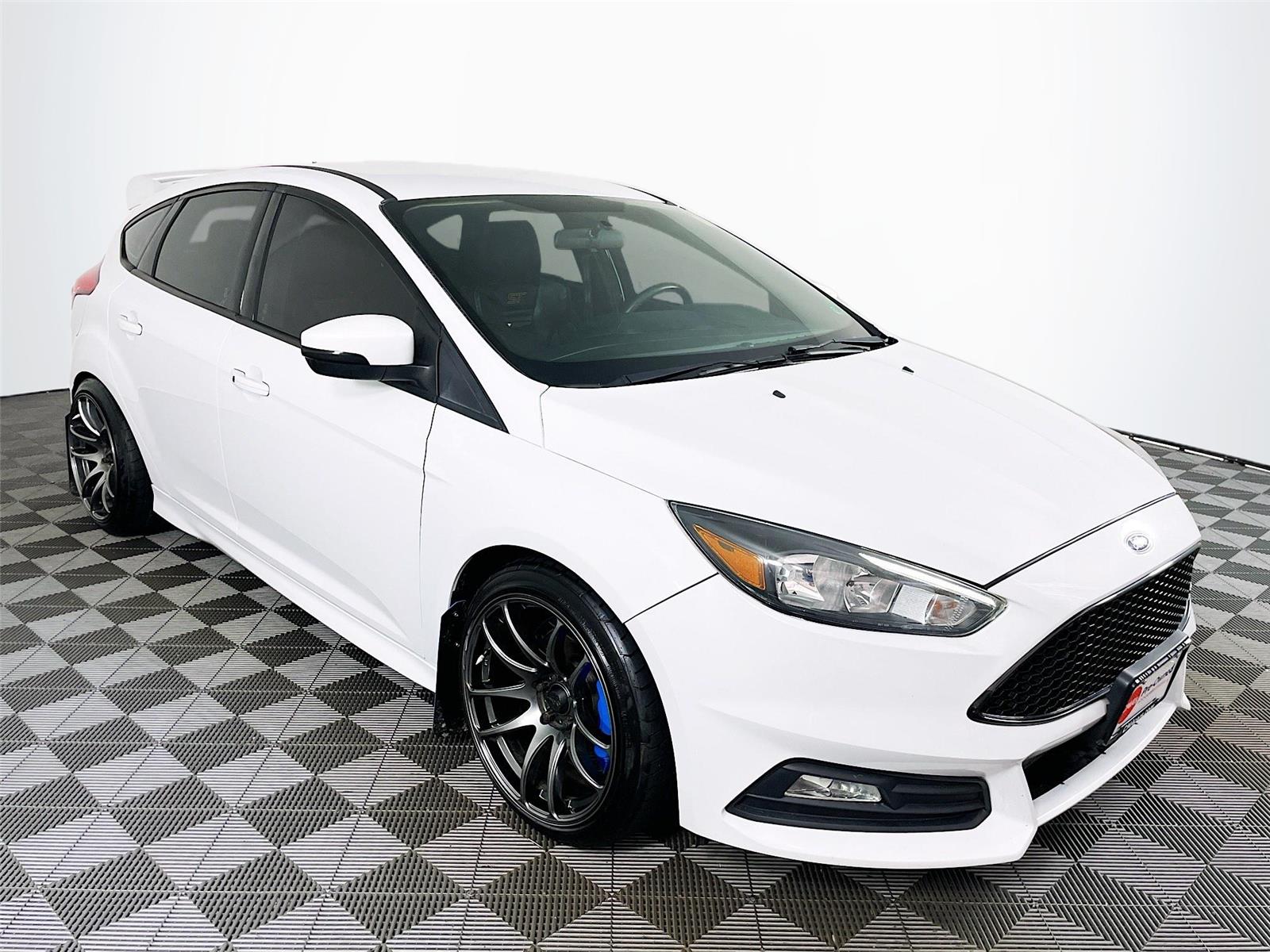Oxford White 2018 Ford Focus Hatchback Front-Wheel Drive 6-Speed Manual