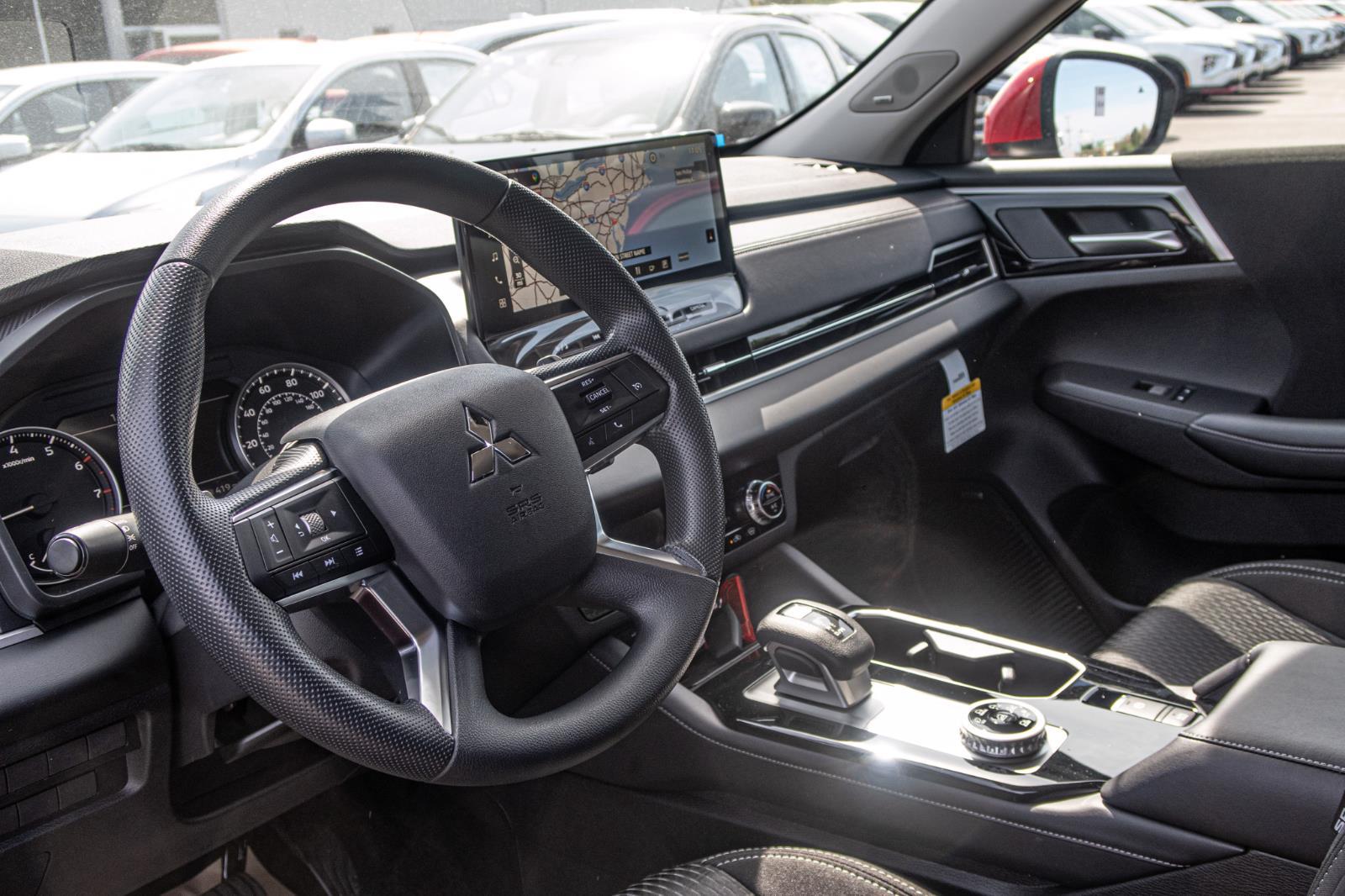 2025 Mitsubishi Outlander ES