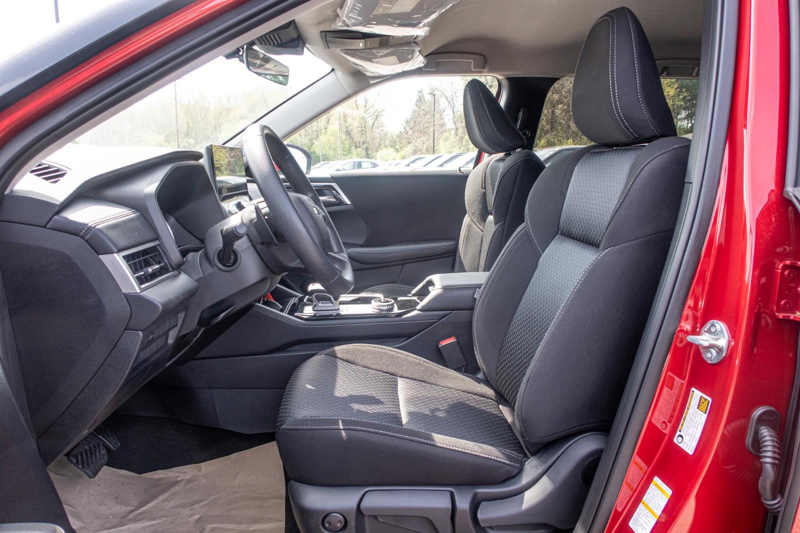 2025 Mitsubishi Outlander ES