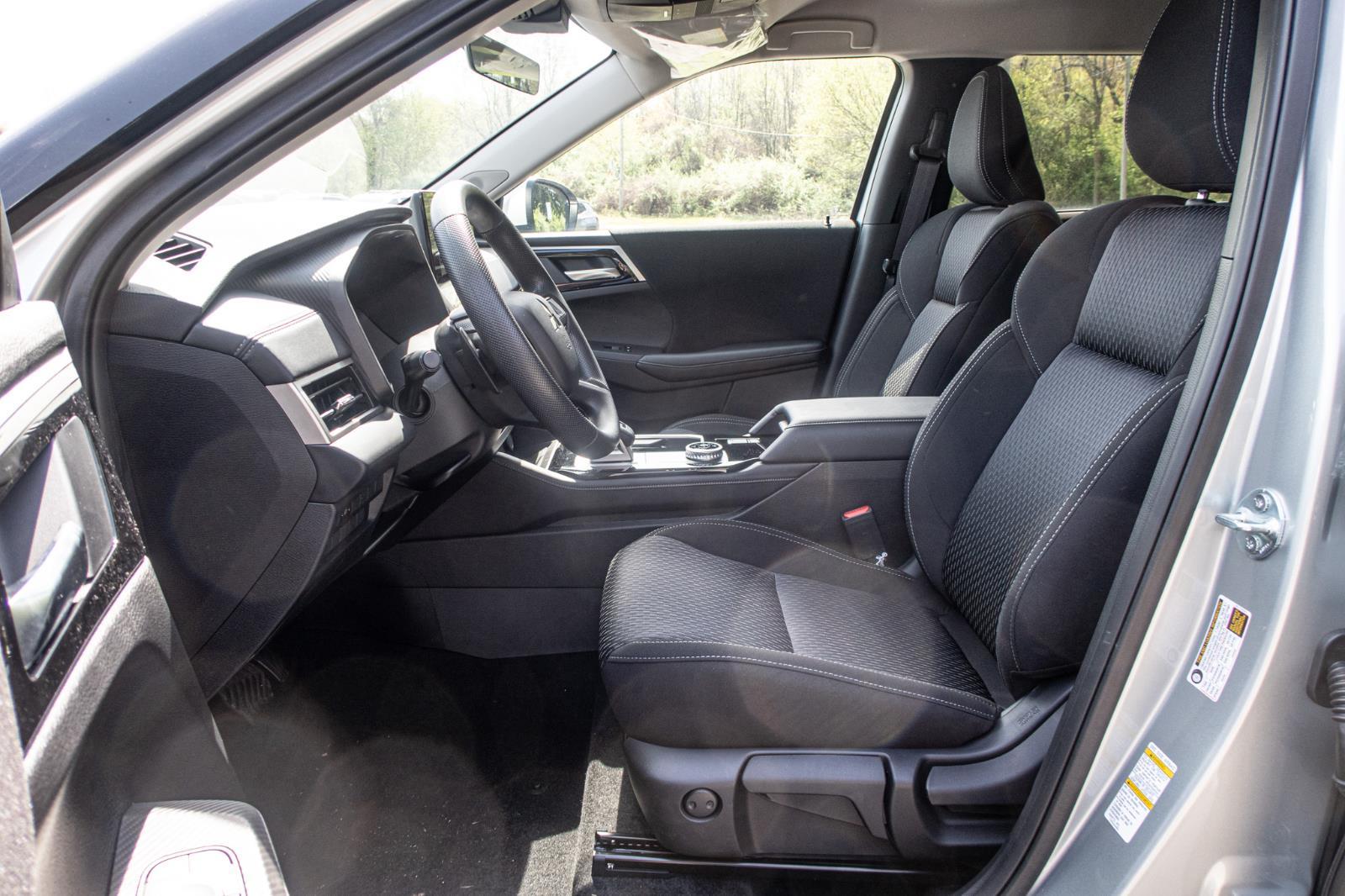 2025 Mitsubishi Outlander ES