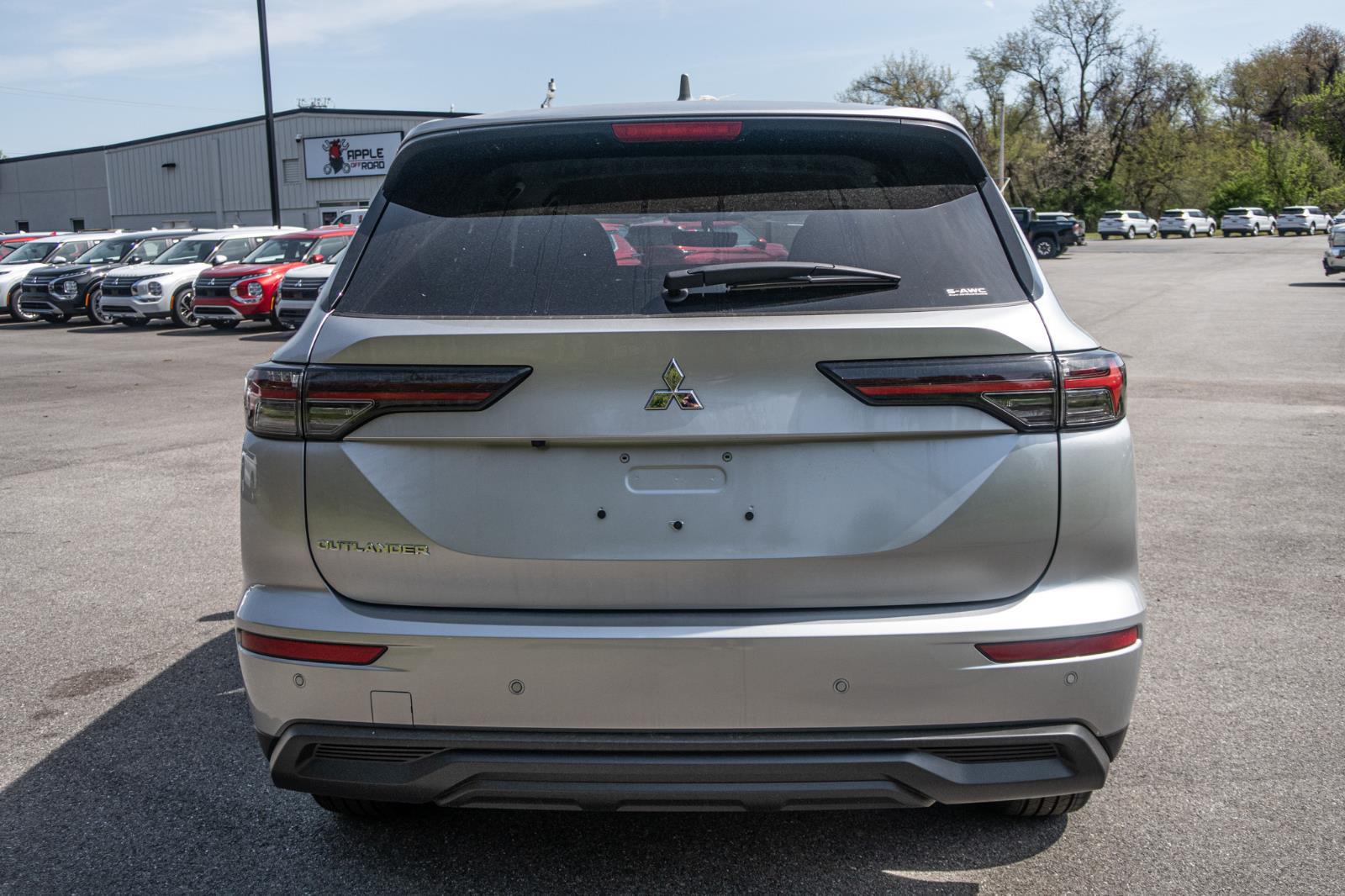 2025 Mitsubishi Outlander ES