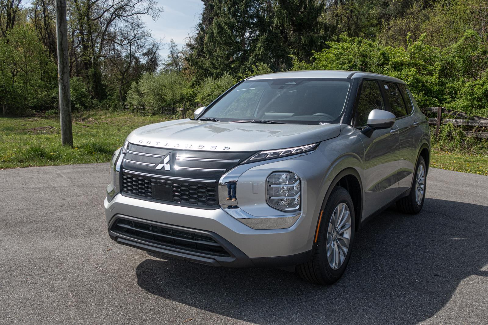2025 Mitsubishi Outlander ES