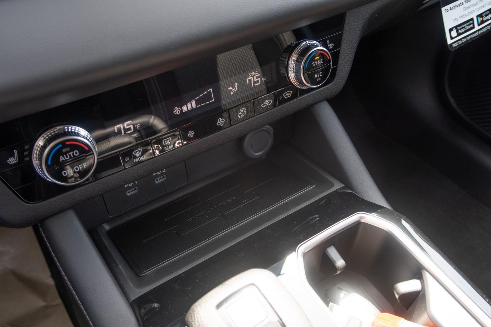 2025 Mitsubishi Outlander ES