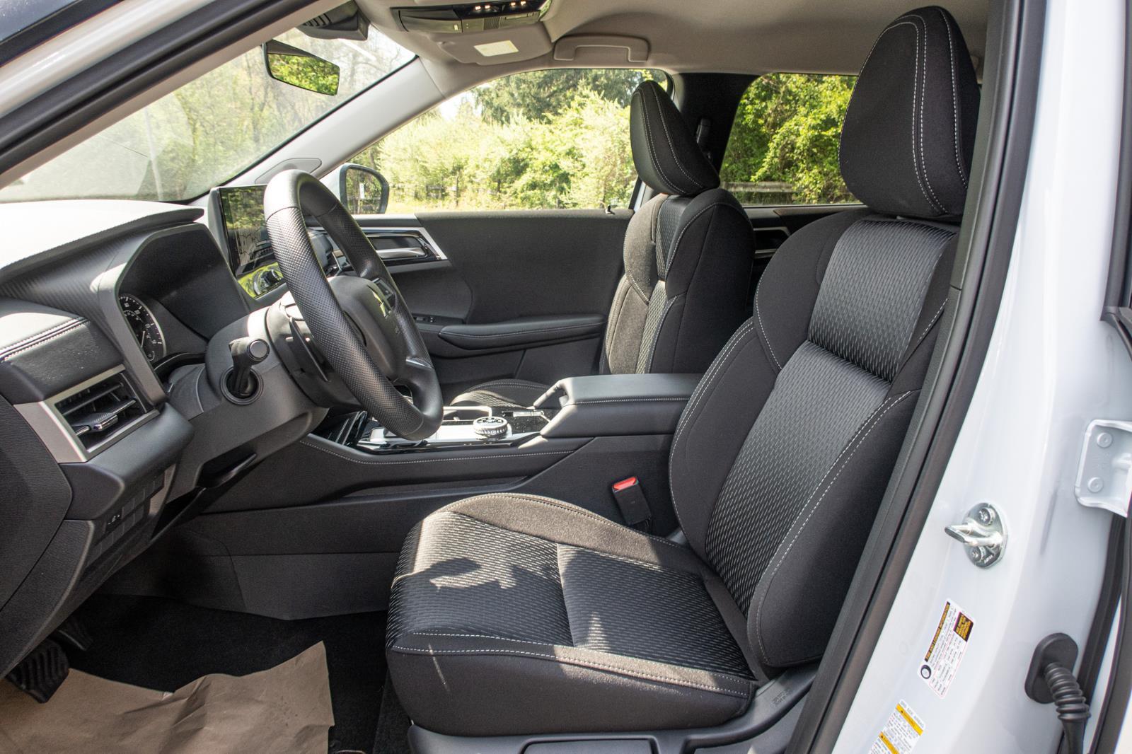 2025 Mitsubishi Outlander ES