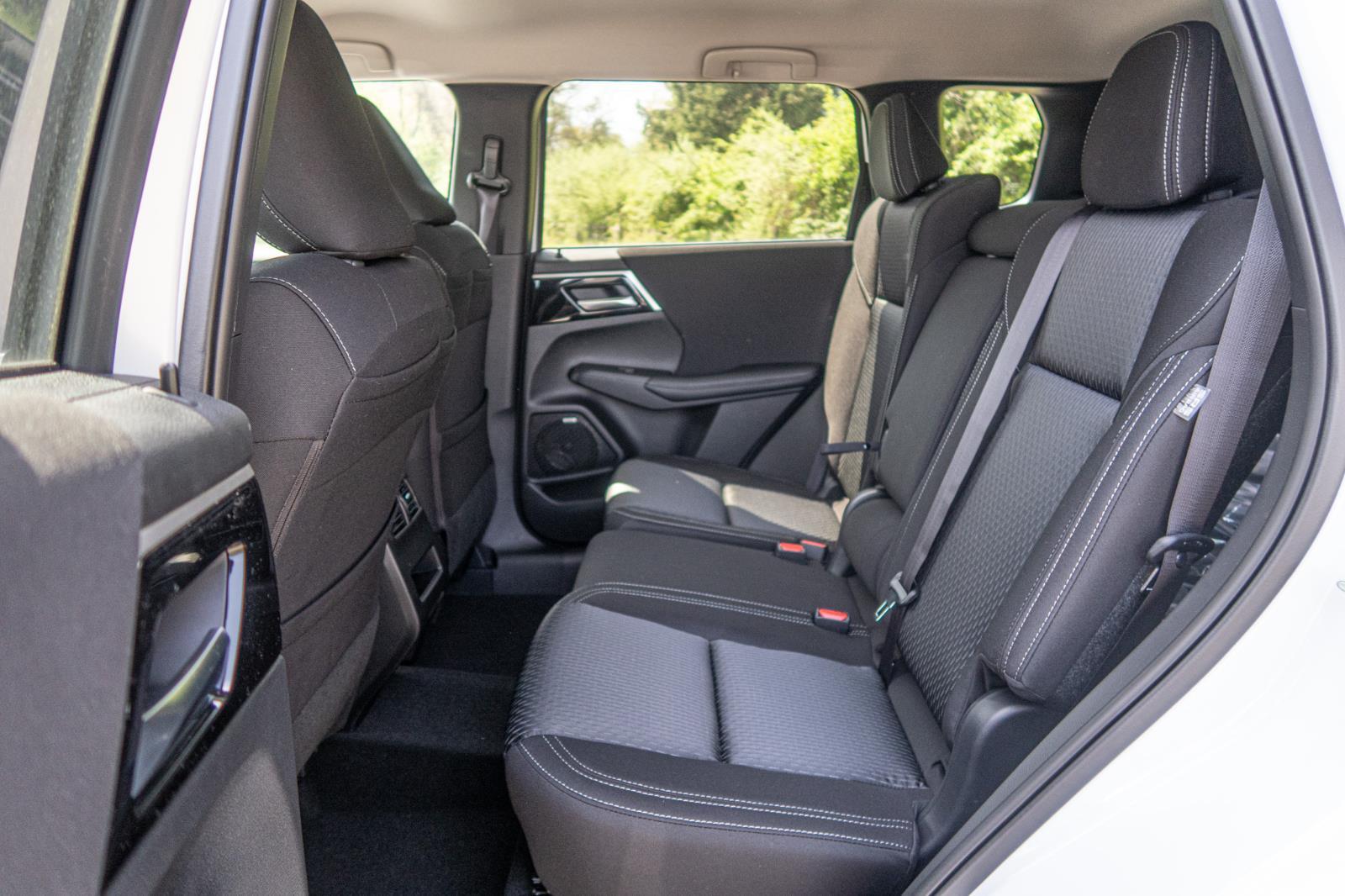 2025 Mitsubishi Outlander ES