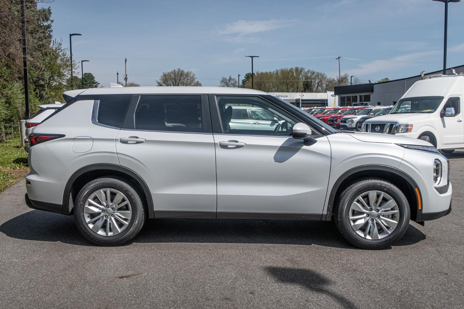 2025 Mitsubishi Outlander ES