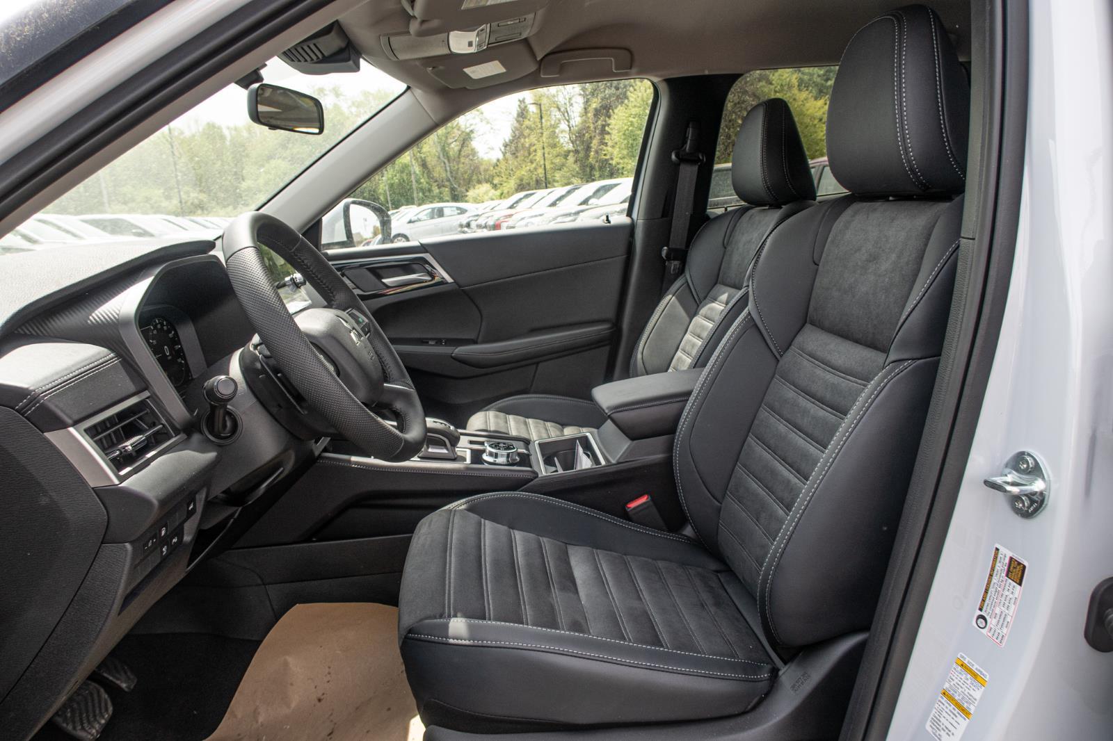 2025 Mitsubishi Outlander PHEV SE