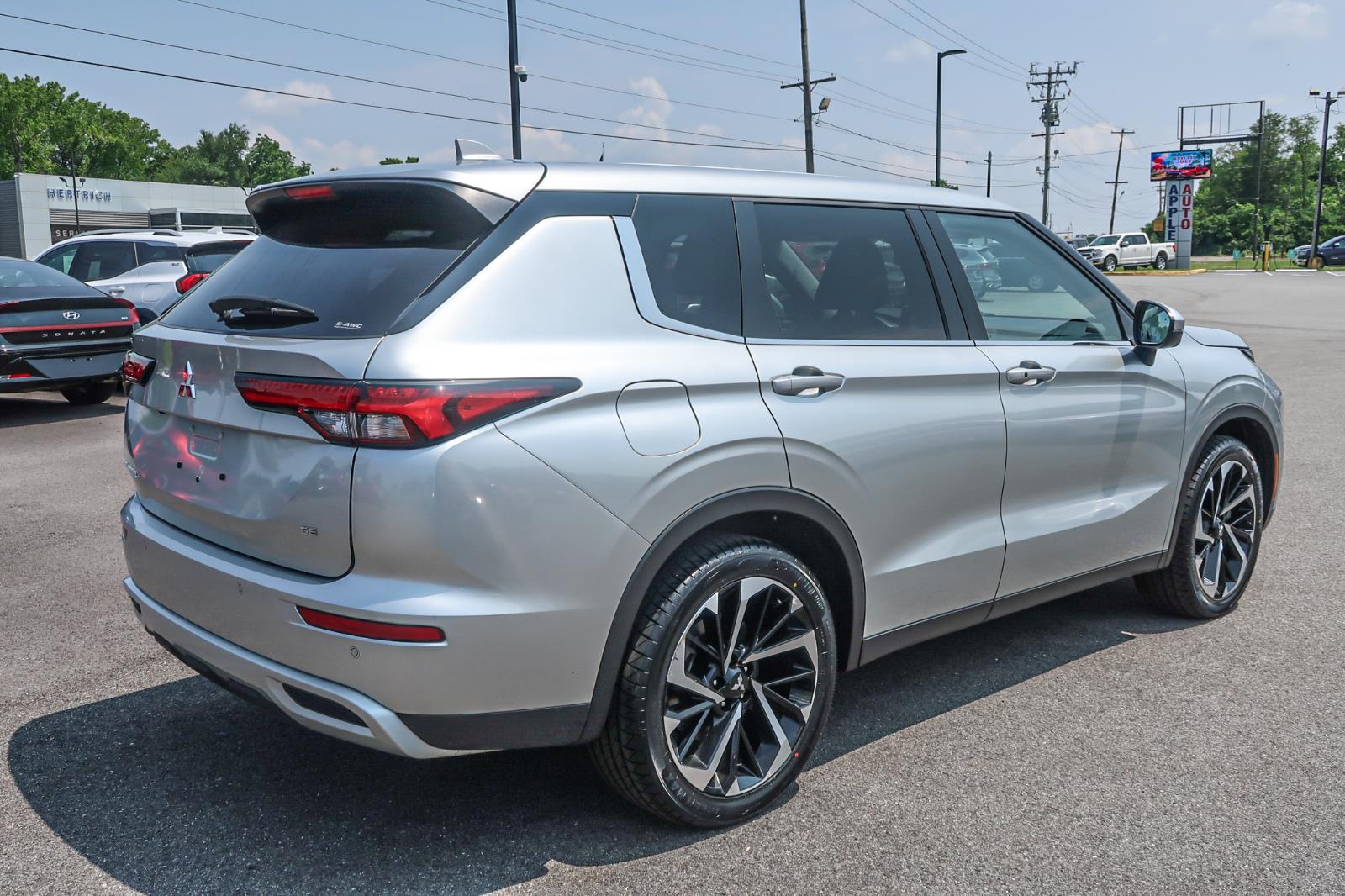 2024 Mitsubishi Outlander SE
