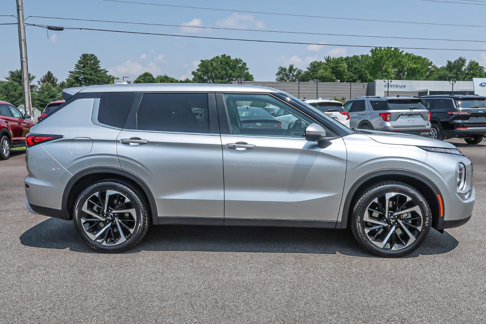 2024 Mitsubishi Outlander SE