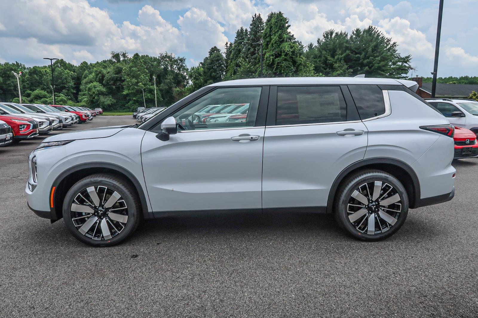 2025 Mitsubishi Outlander SE