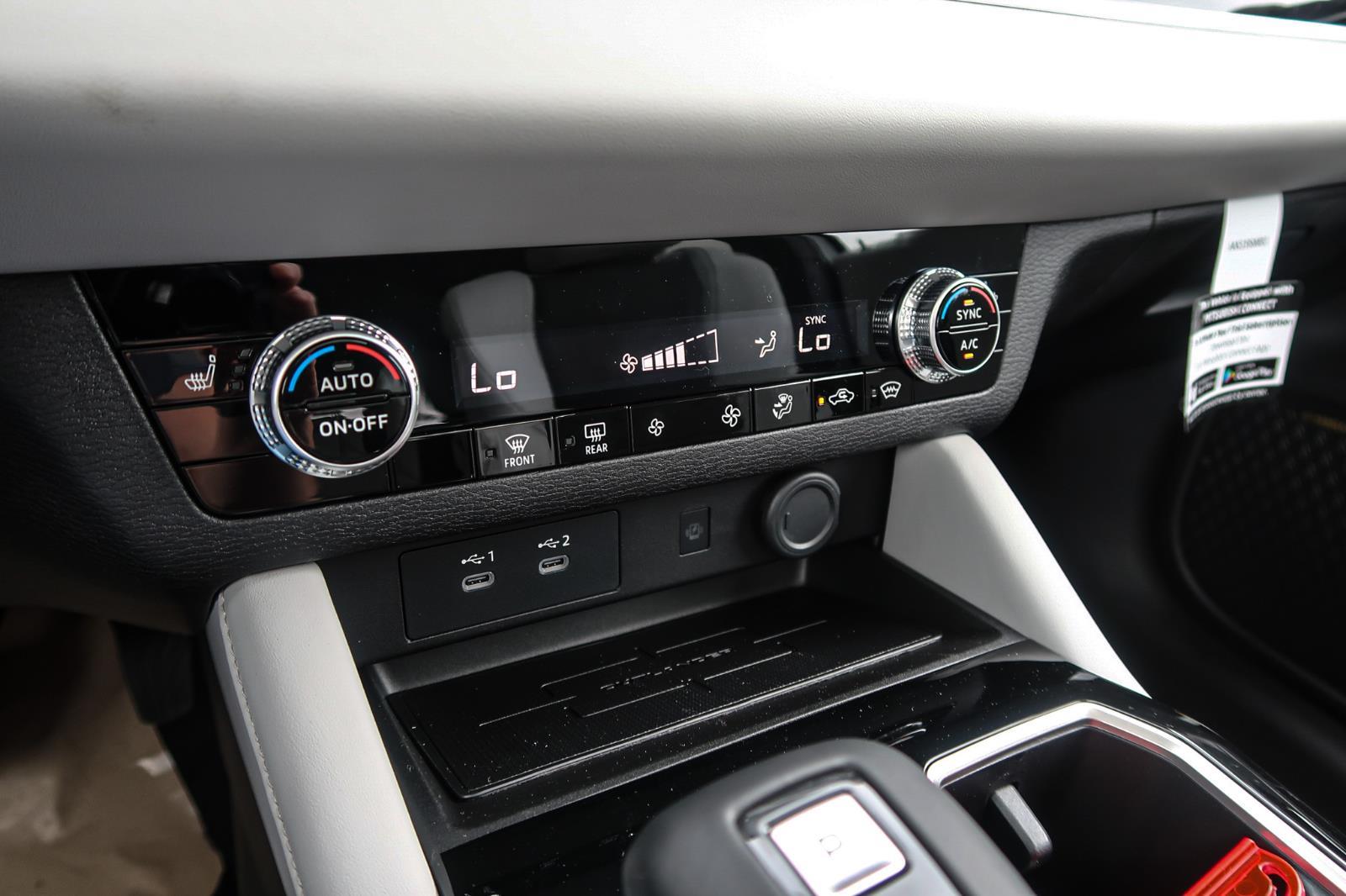 2025 Mitsubishi Outlander SE