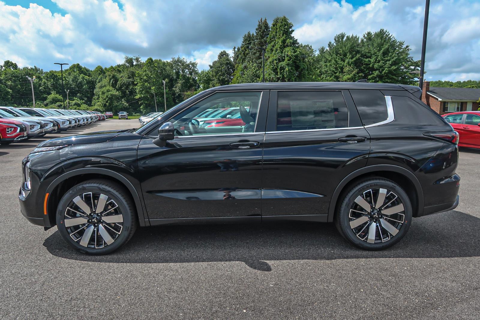 2025 Mitsubishi Outlander SE