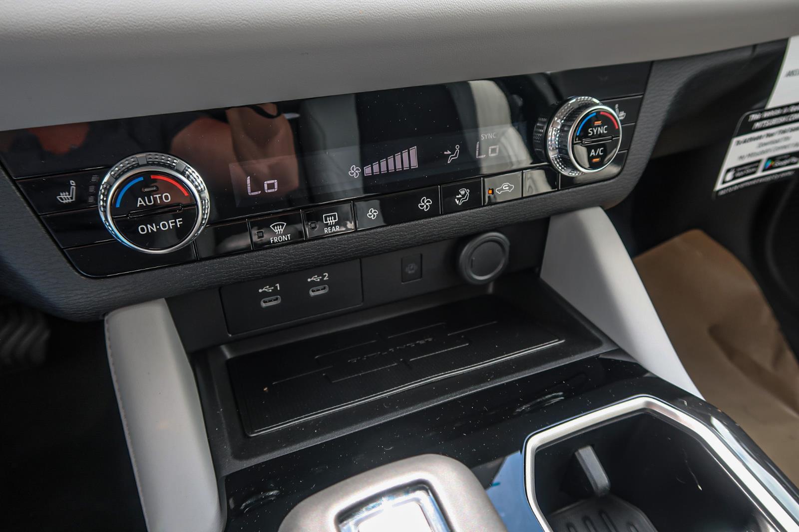 2025 Mitsubishi Outlander SE