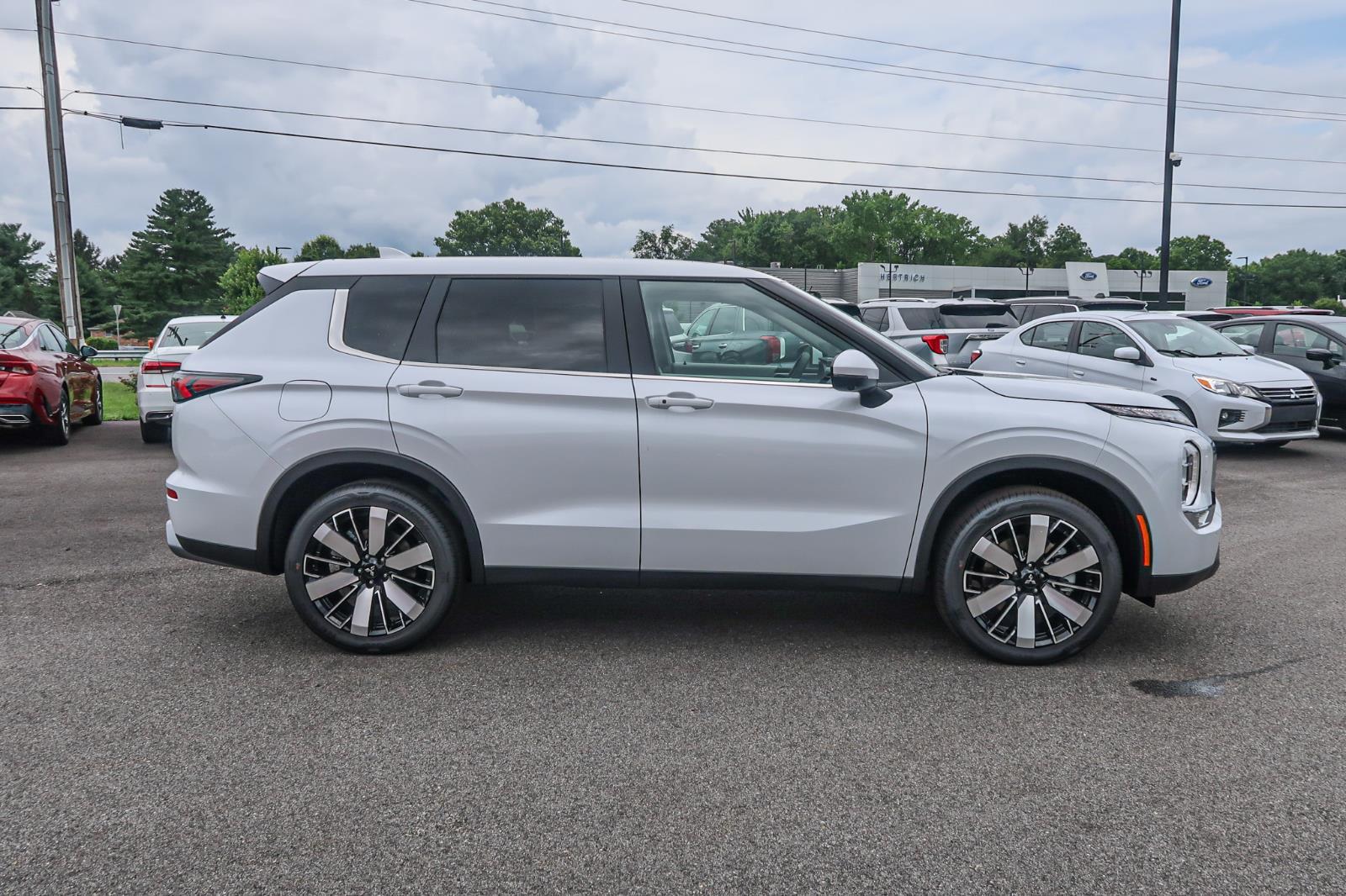 2025 Mitsubishi Outlander SE