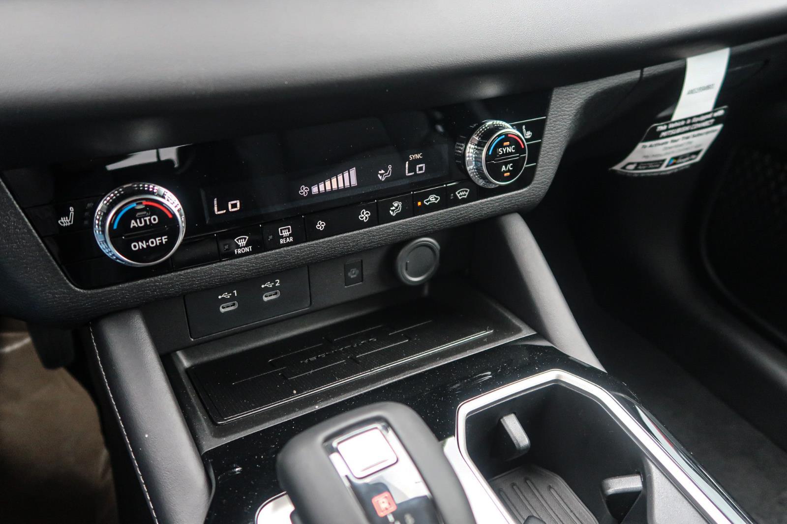 2025 Mitsubishi Outlander SE