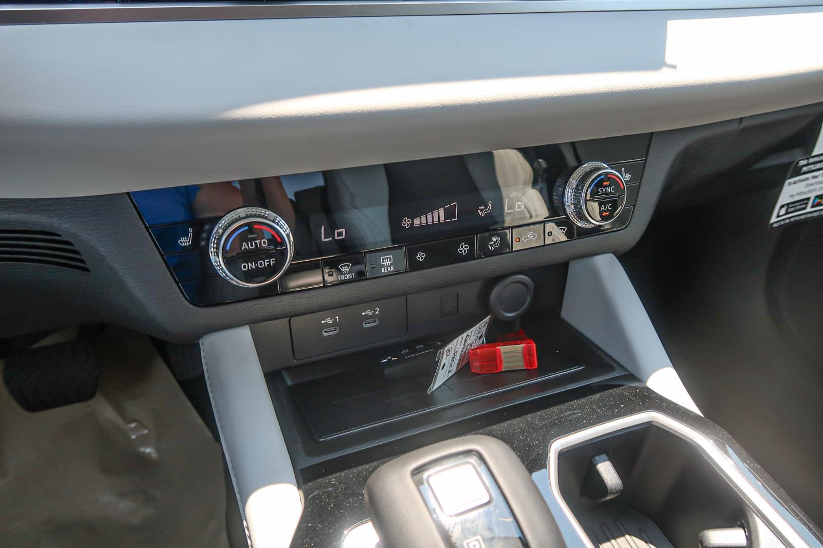 2025 Mitsubishi Outlander SE